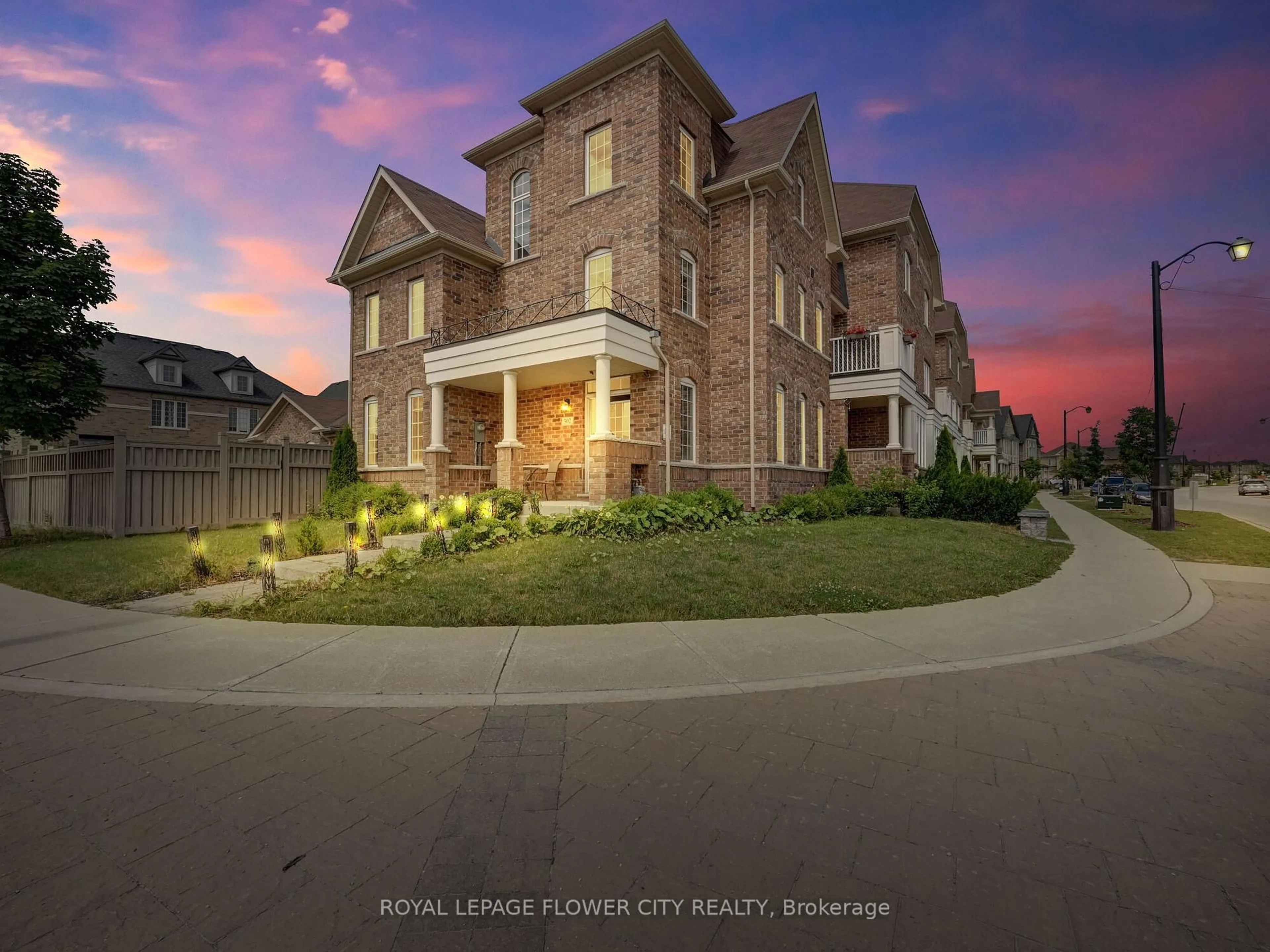A pic from outside/outdoor area/front of a property/back of a property/a pic from drone, street for 302 Barons St, Vaughan Ontario L4H 4H4