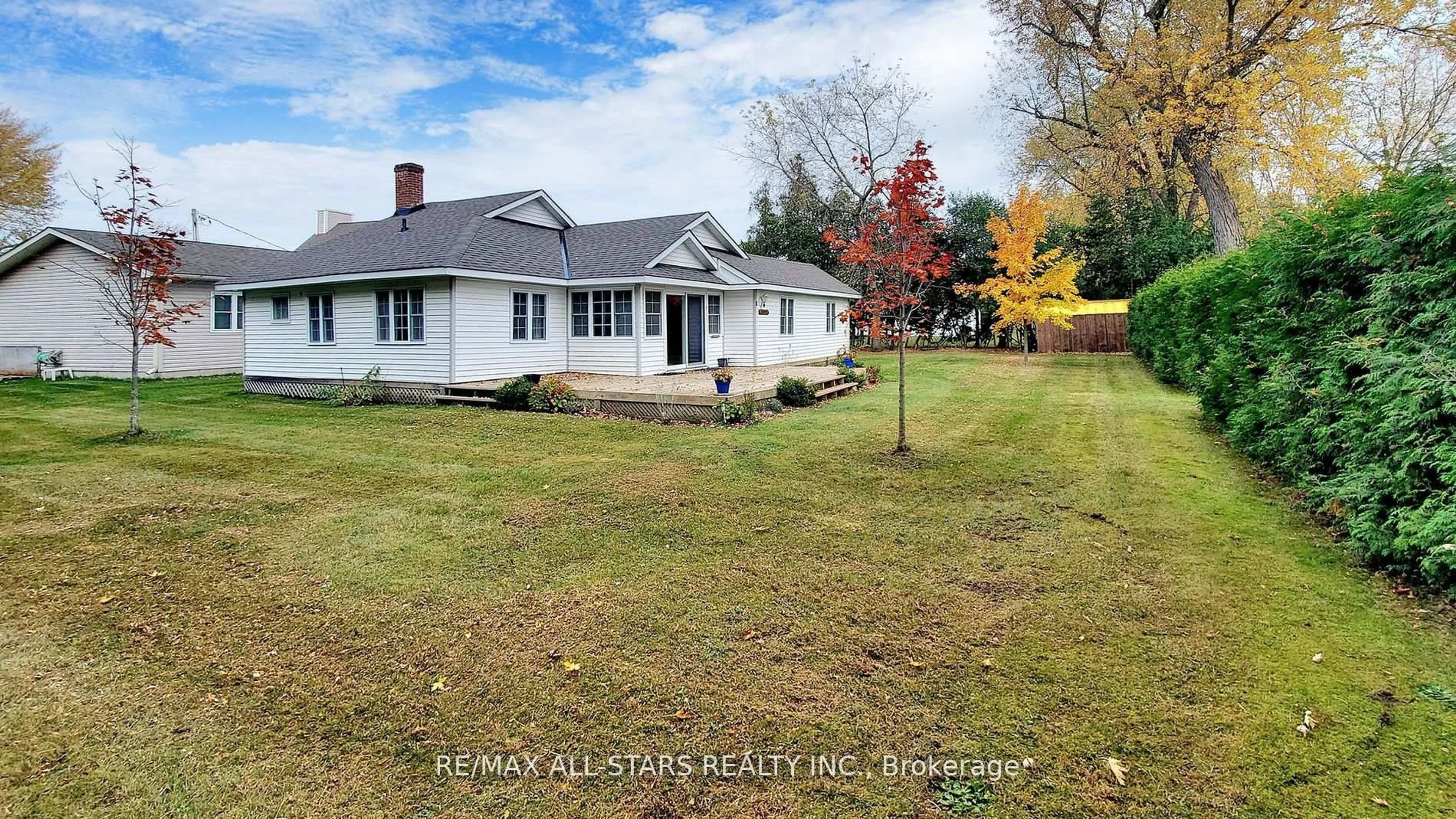 A pic from outside/outdoor area/front of a property/back of a property/a pic from drone, unknown for 8 Tikvah Circ, Georgina Ontario L4P 3C8