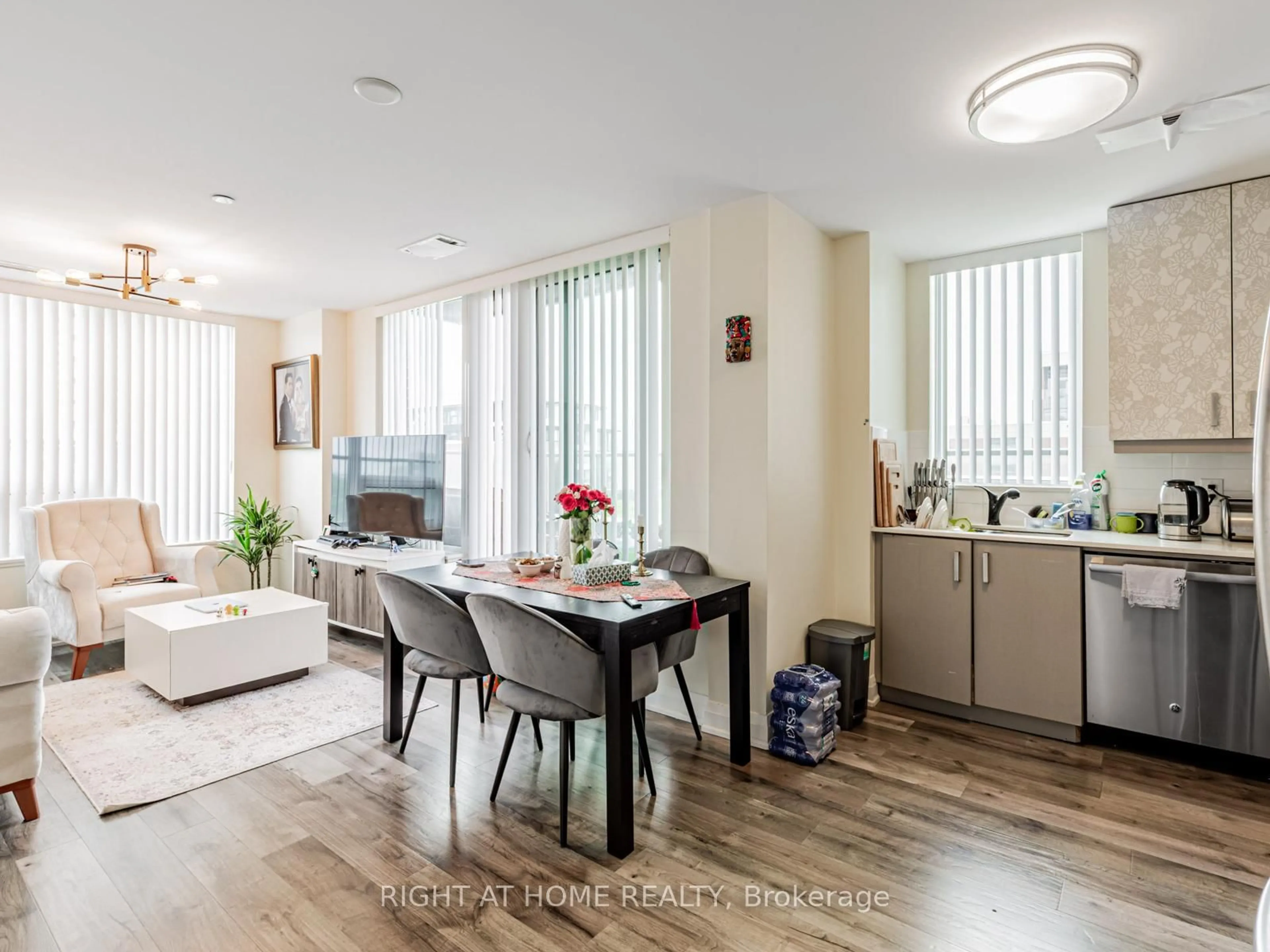 Open concept kitchen, wood/laminate floor for 18 Uptown Dr #826, Markham Ontario L3R 5M5