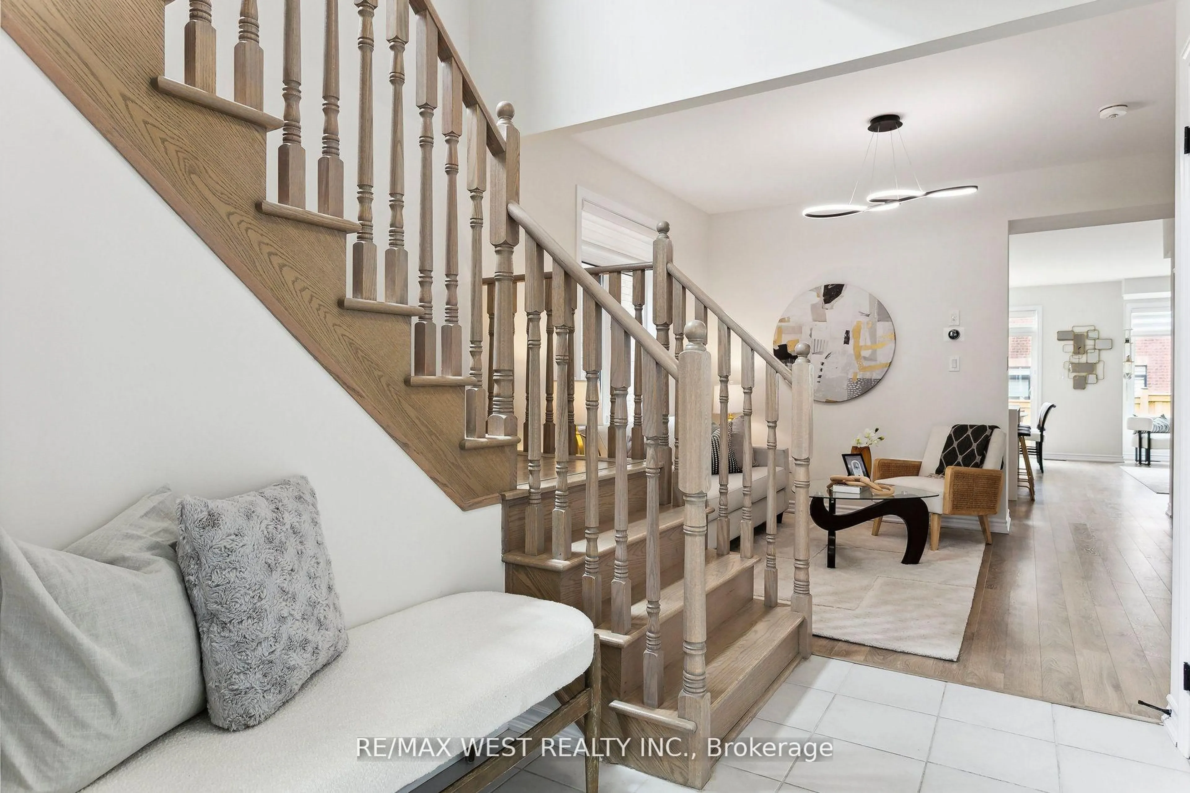 Unknown for 10 Viola St, East Gwillimbury Ontario L9N 0T6
