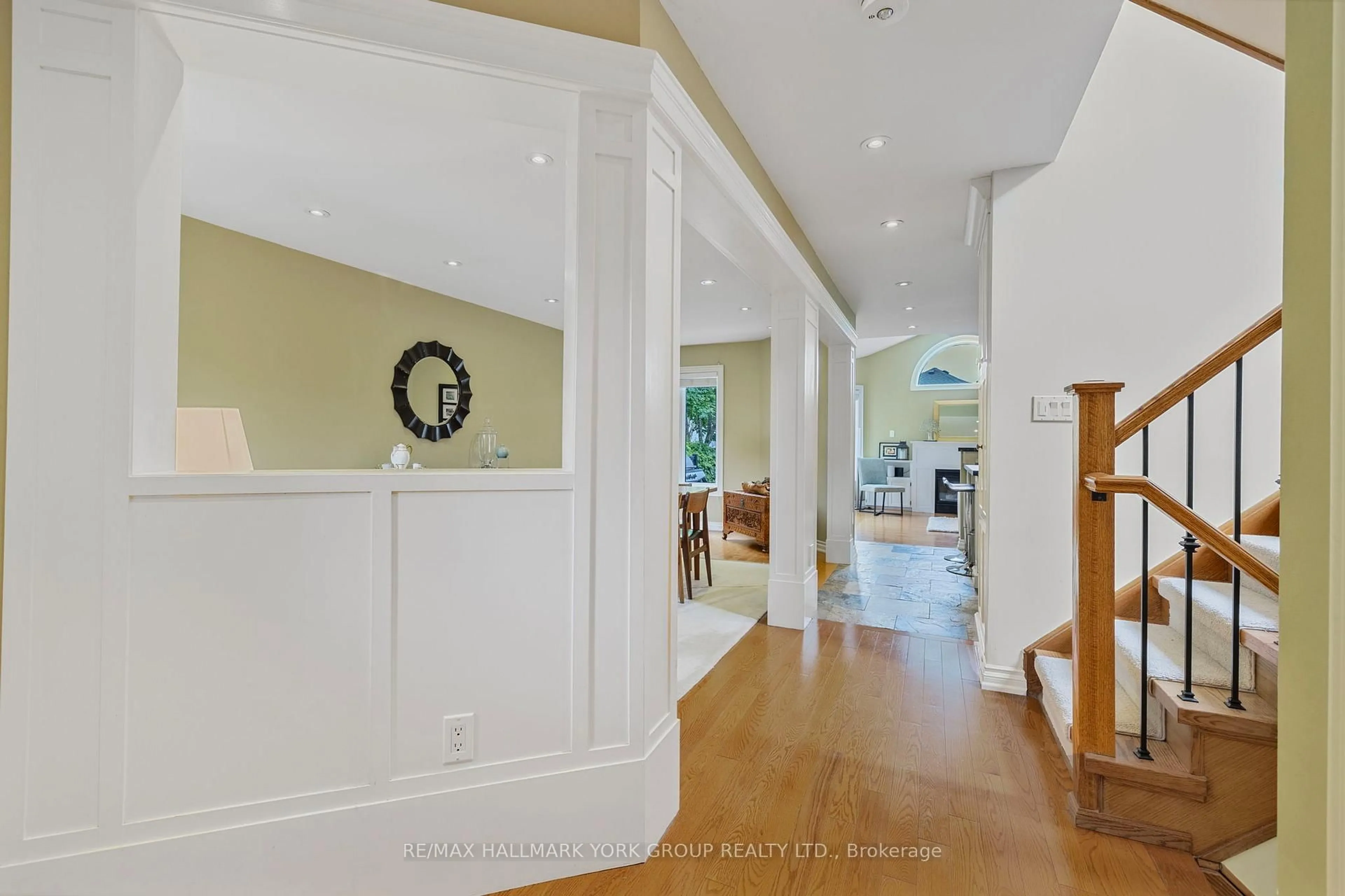 Indoor foyer for 110 Rush Rd, Aurora Ontario L4G 7G5