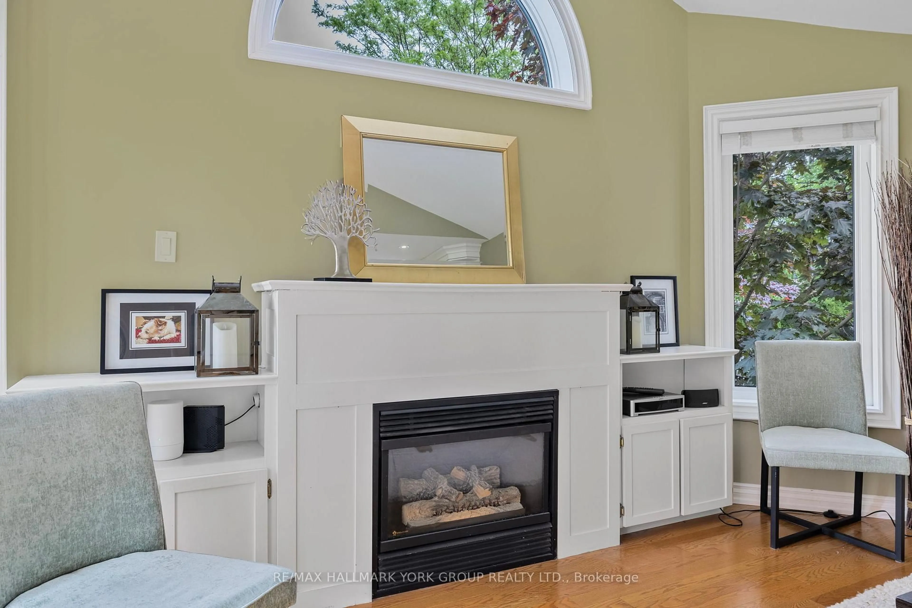 Living room with furniture, unknown for 110 Rush Rd, Aurora Ontario L4G 7G5