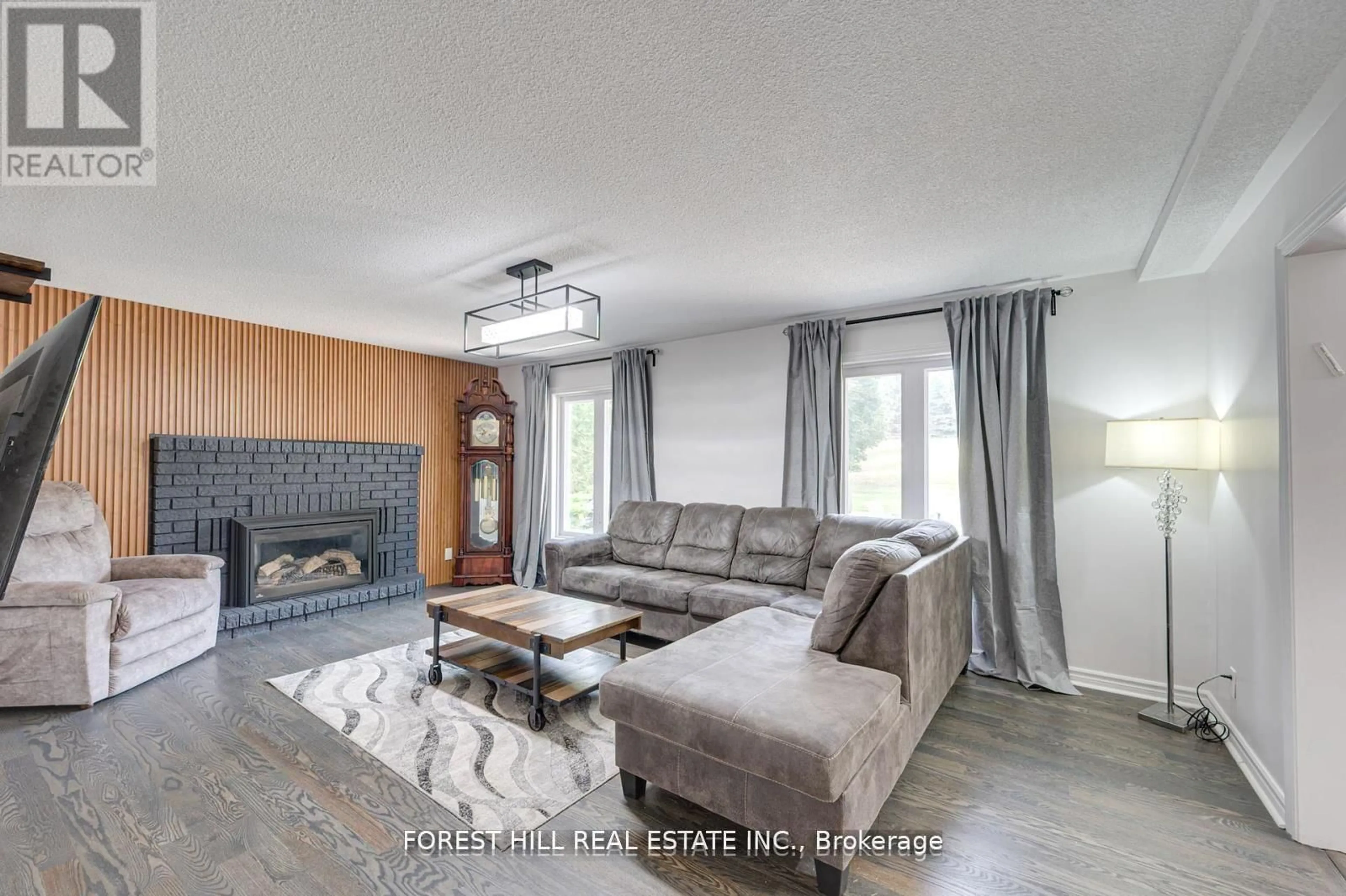 Living room with furniture, wood/laminate floor for 32 Grandview Cres, Bradford West Gwillimbury Ontario L3Z 3L1