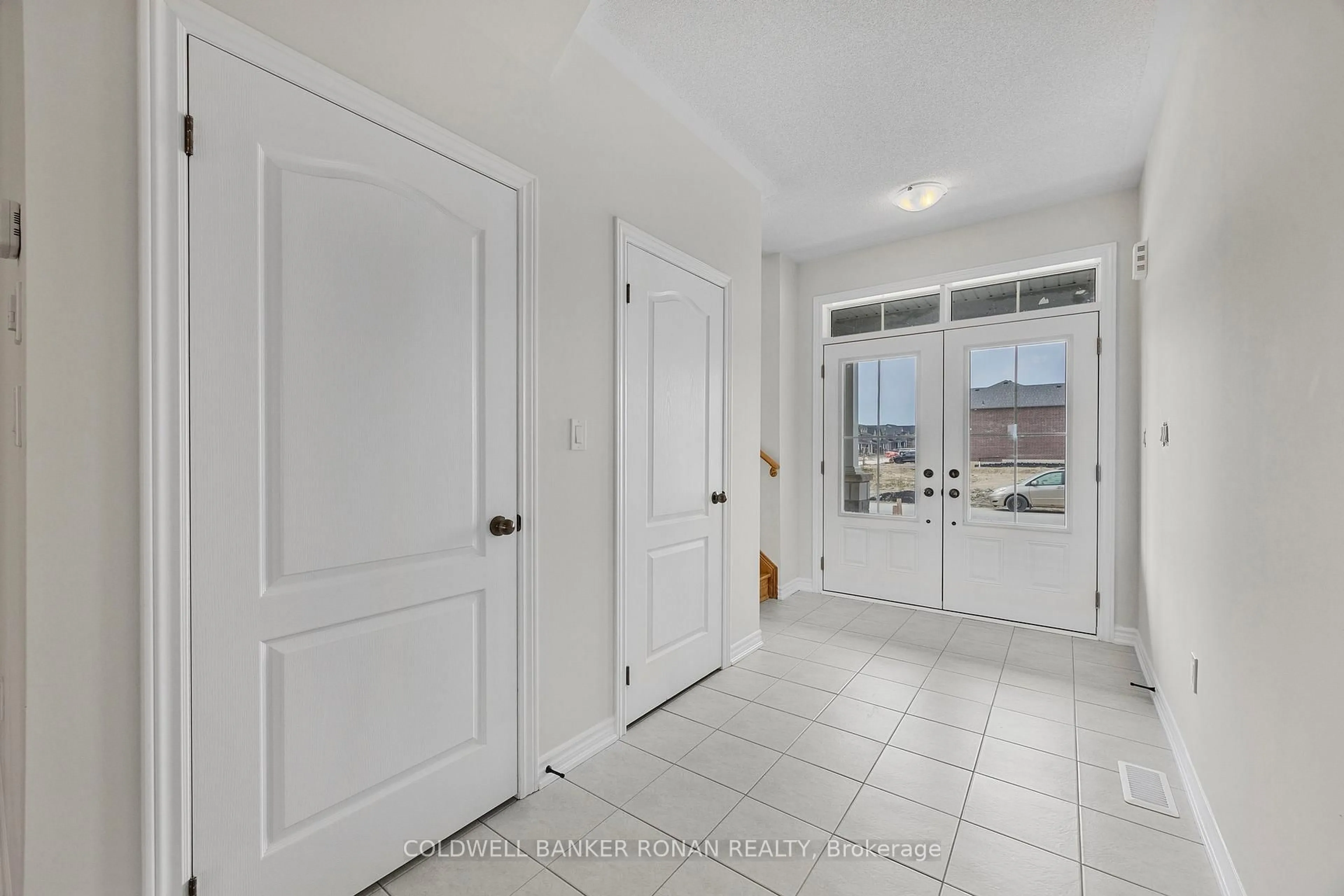 Indoor entryway for 23 Fenn Cres, New Tecumseth Ontario L9R 1V4