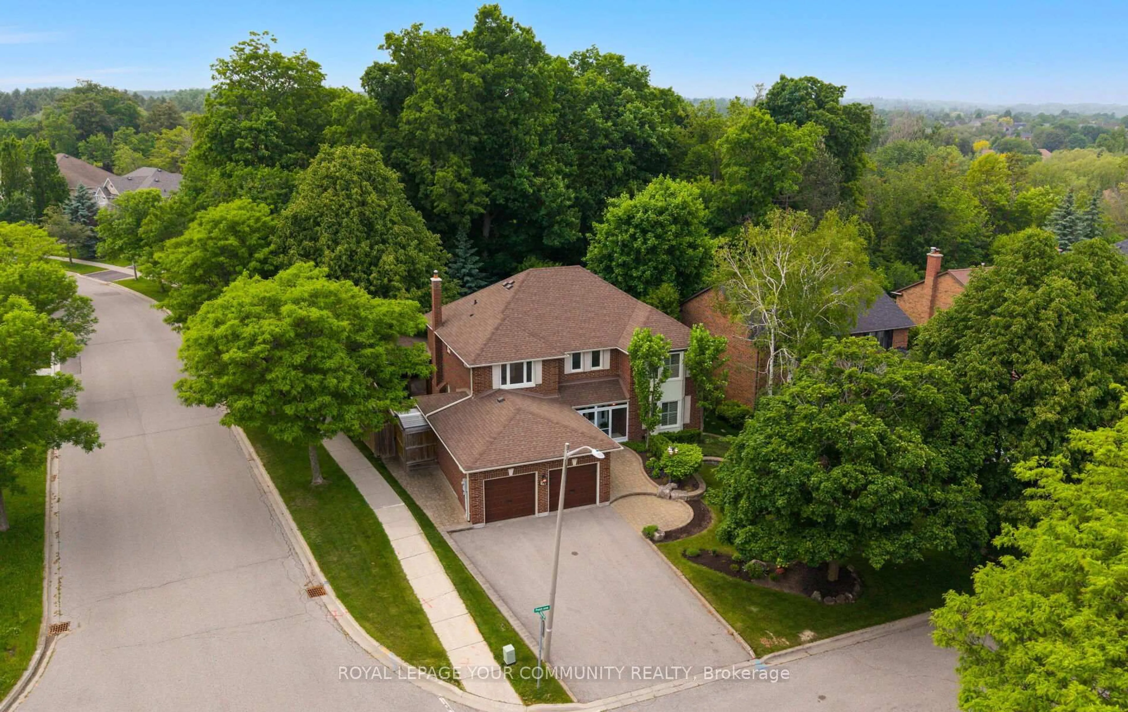 A pic from outside/outdoor area/front of a property/back of a property/a pic from drone, street for 56 Petch Cres, Aurora Ontario L4G 5N9