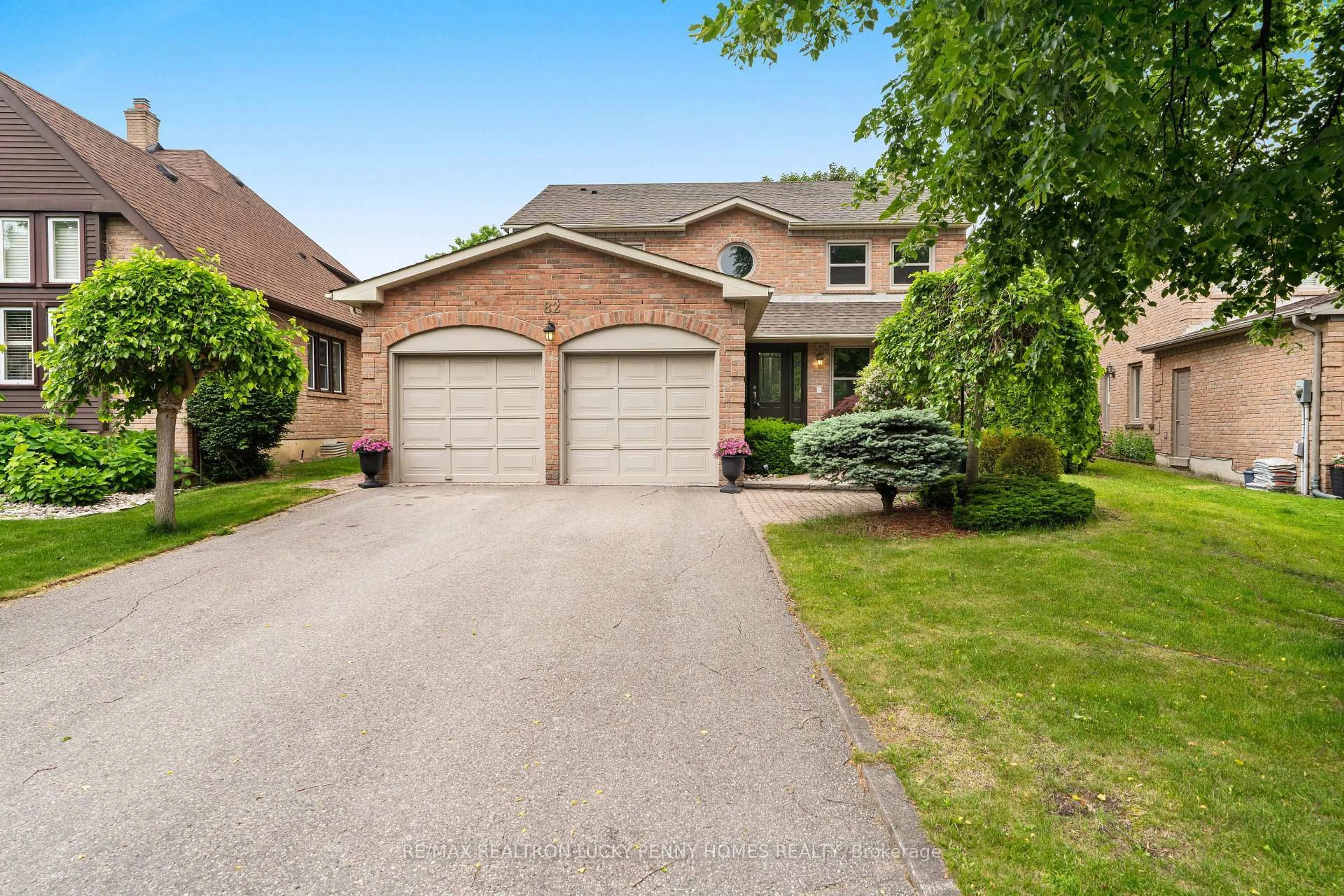 Home with brick exterior material, street for 82 Ferndell Circ, Markham Ontario L3R 3Y8