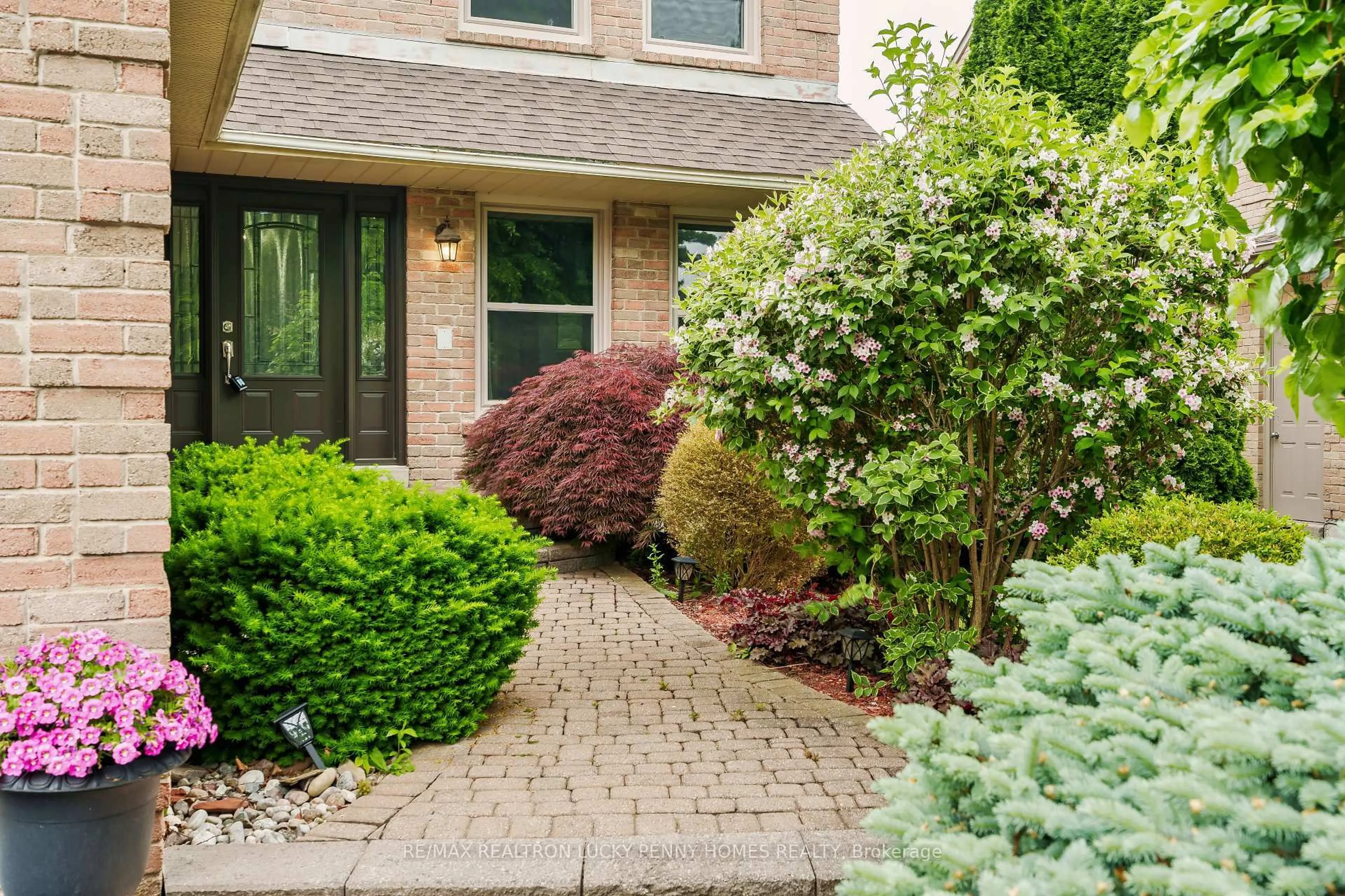 Home with brick exterior material, street for 82 Ferndell Circ, Markham Ontario L3R 3Y8