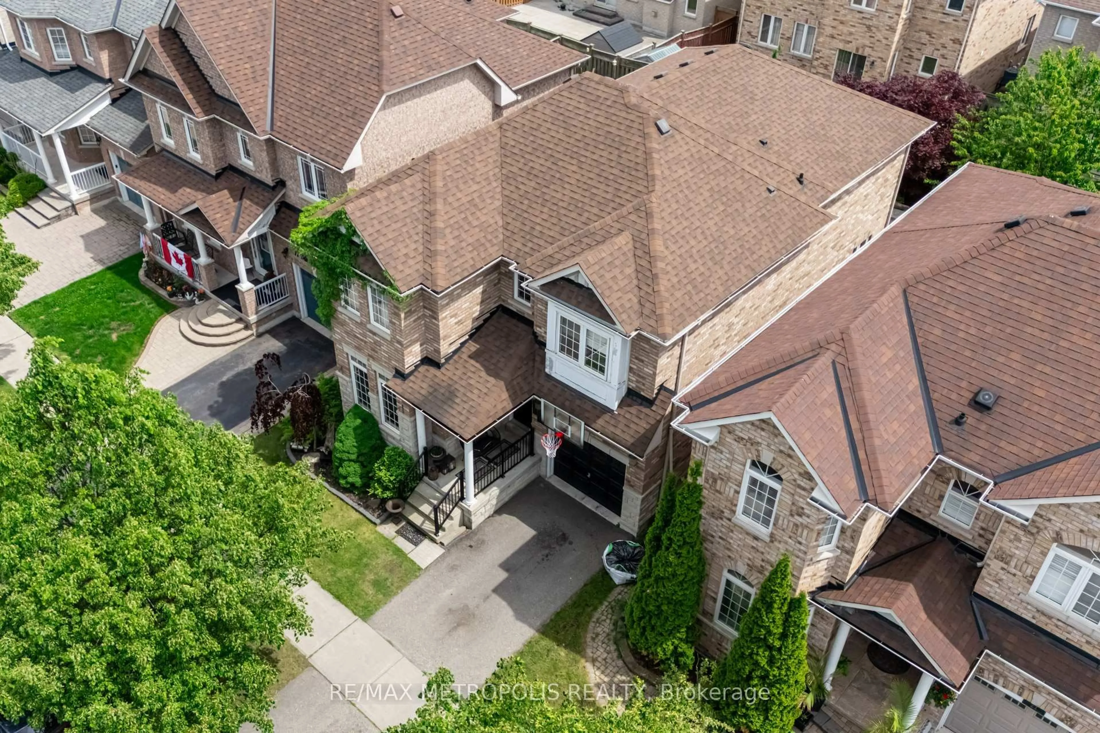 A pic from outside/outdoor area/front of a property/back of a property/a pic from drone, street for 19 Miramar Dr, Markham Ontario L6E 1Z6