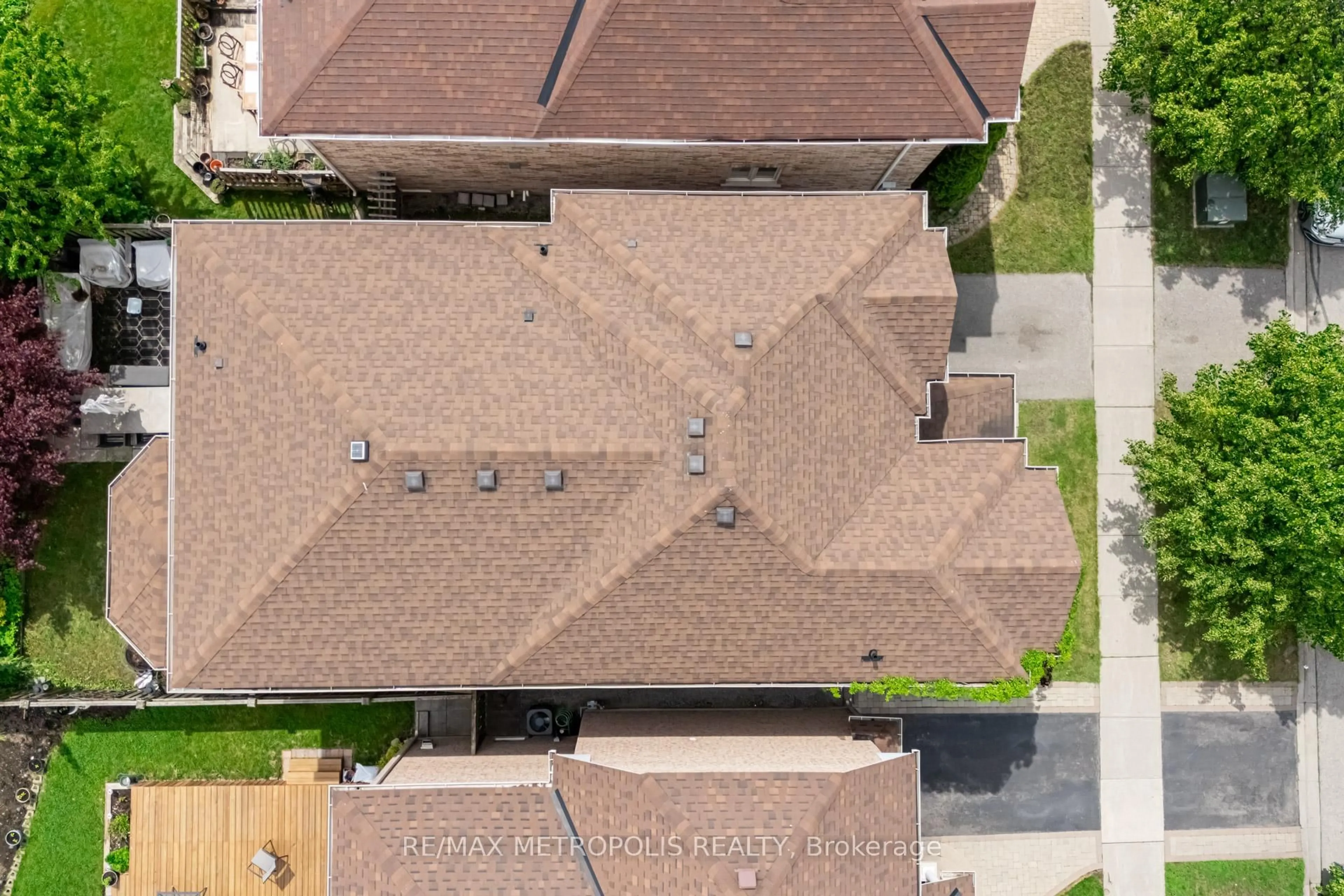 A pic from outside/outdoor area/front of a property/back of a property/a pic from drone, street for 19 Miramar Dr, Markham Ontario L6E 1Z6
