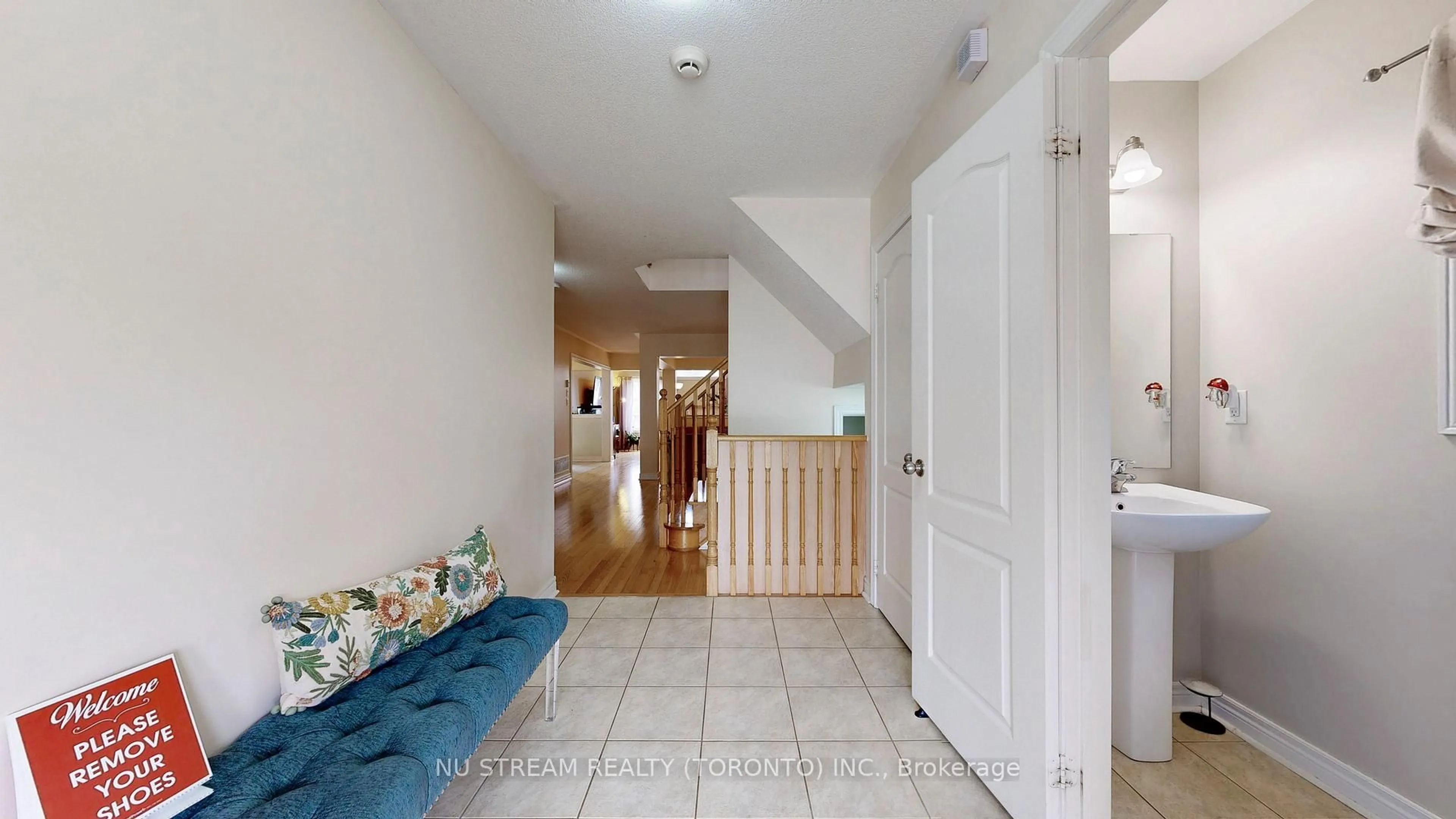 Indoor entryway for 173 Downy Emerald Dr, Bradford West Gwillimbury Ontario L3Z 0E6