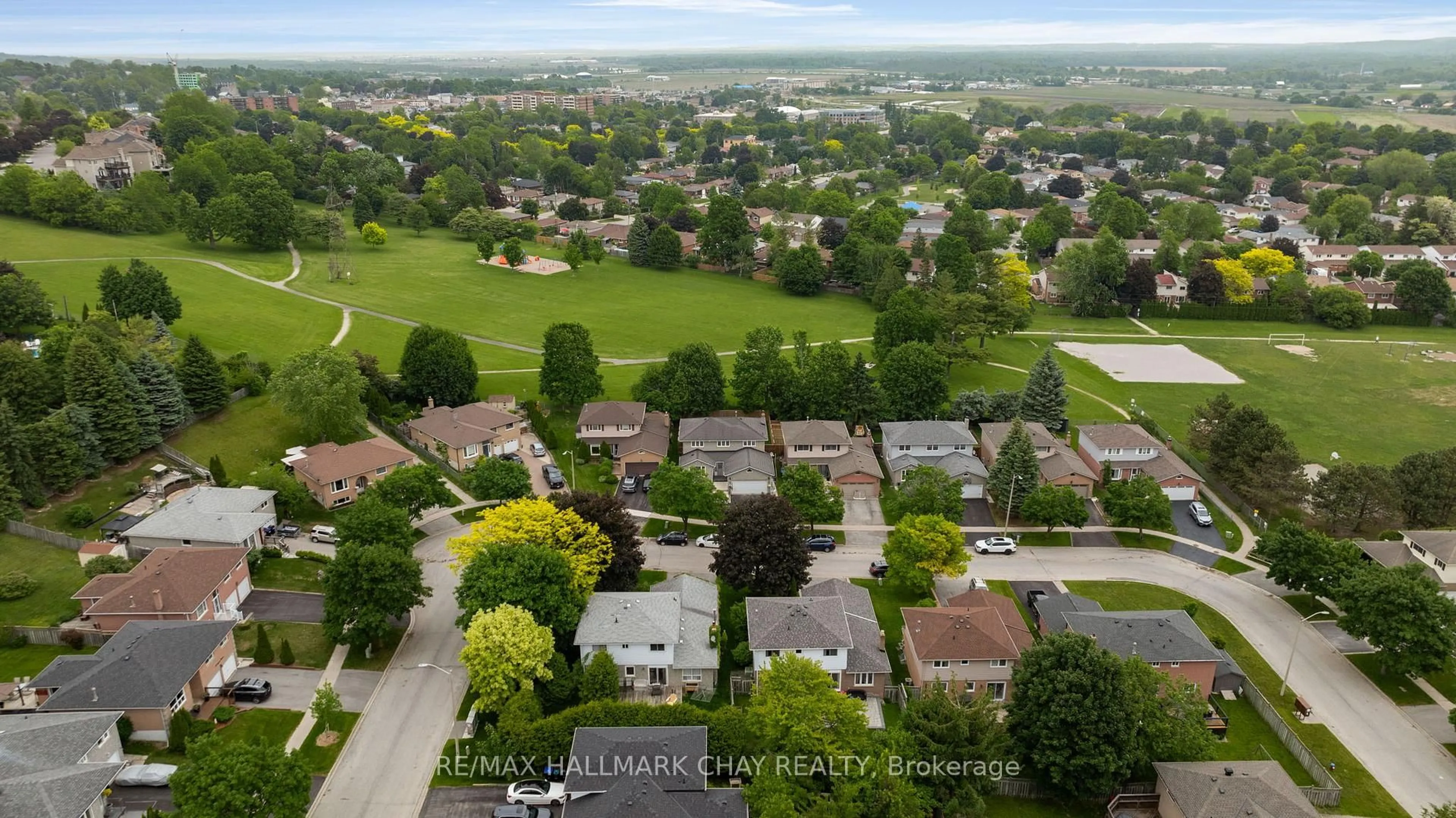 A pic from outside/outdoor area/front of a property/back of a property/a pic from drone, street for 65 Imperial Cres, Bradford West Gwillimbury Ontario L3Z 2N8