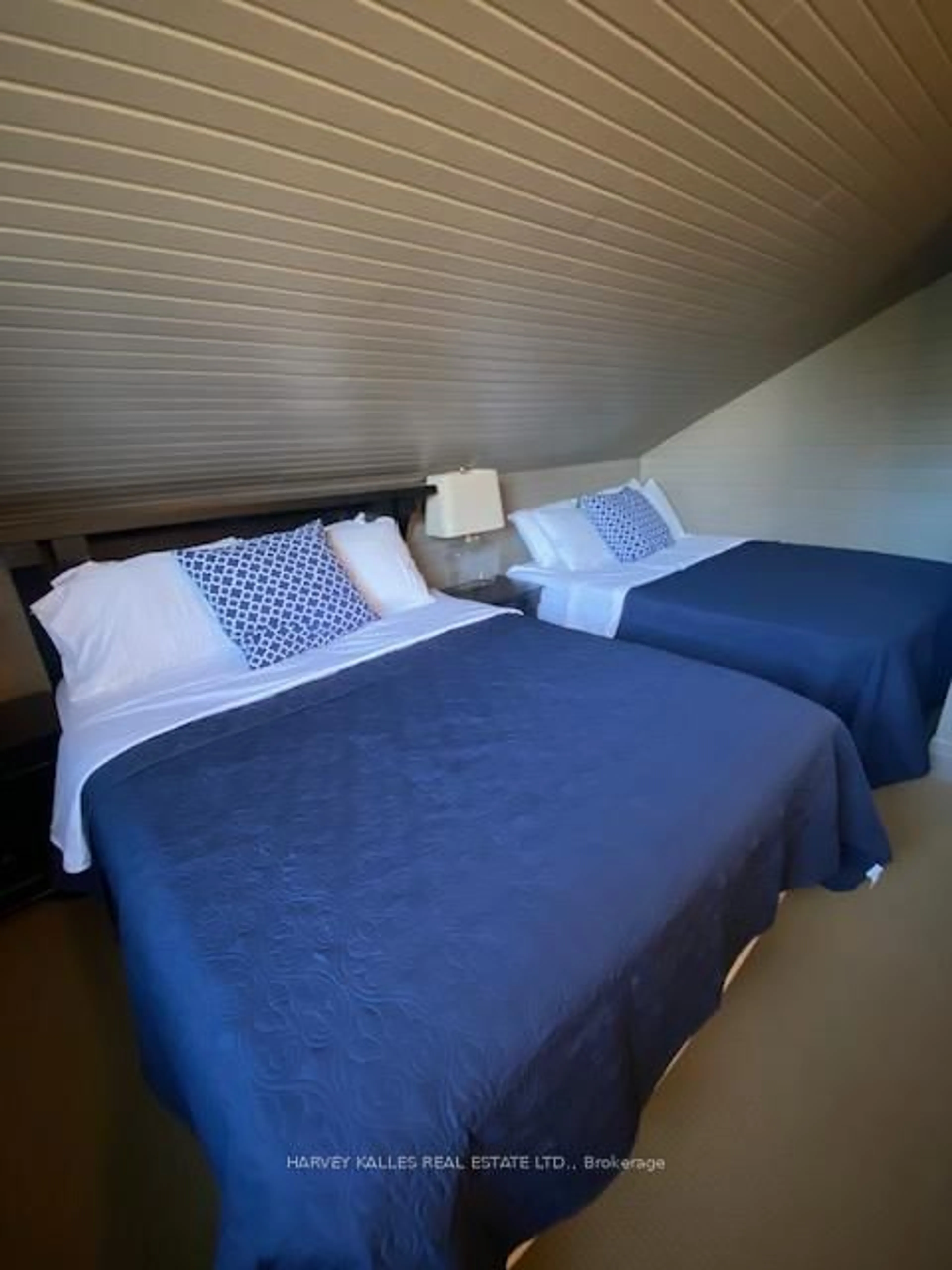 Bedroom with bed, unknown for 74 Lakeside Dr, Innisfil Ontario L9S 2V3