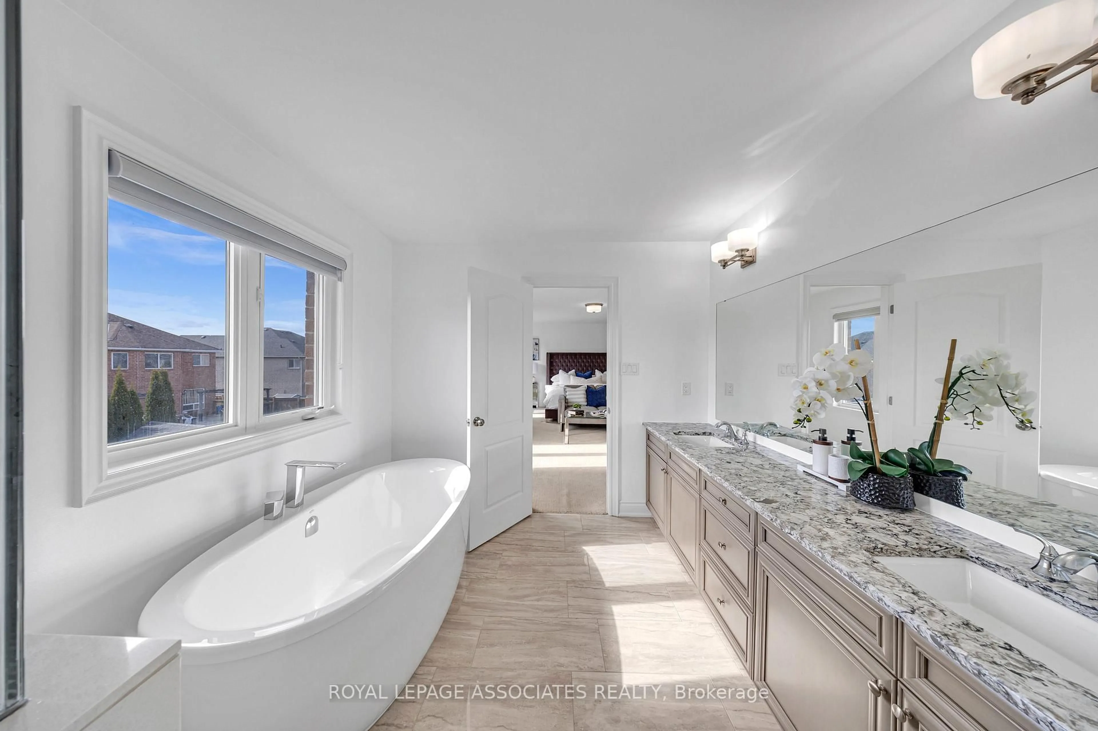 Contemporary bathroom, ceramic/tile floor for 46 Tim Jacobs Dr, Georgina Ontario L4P 0G5