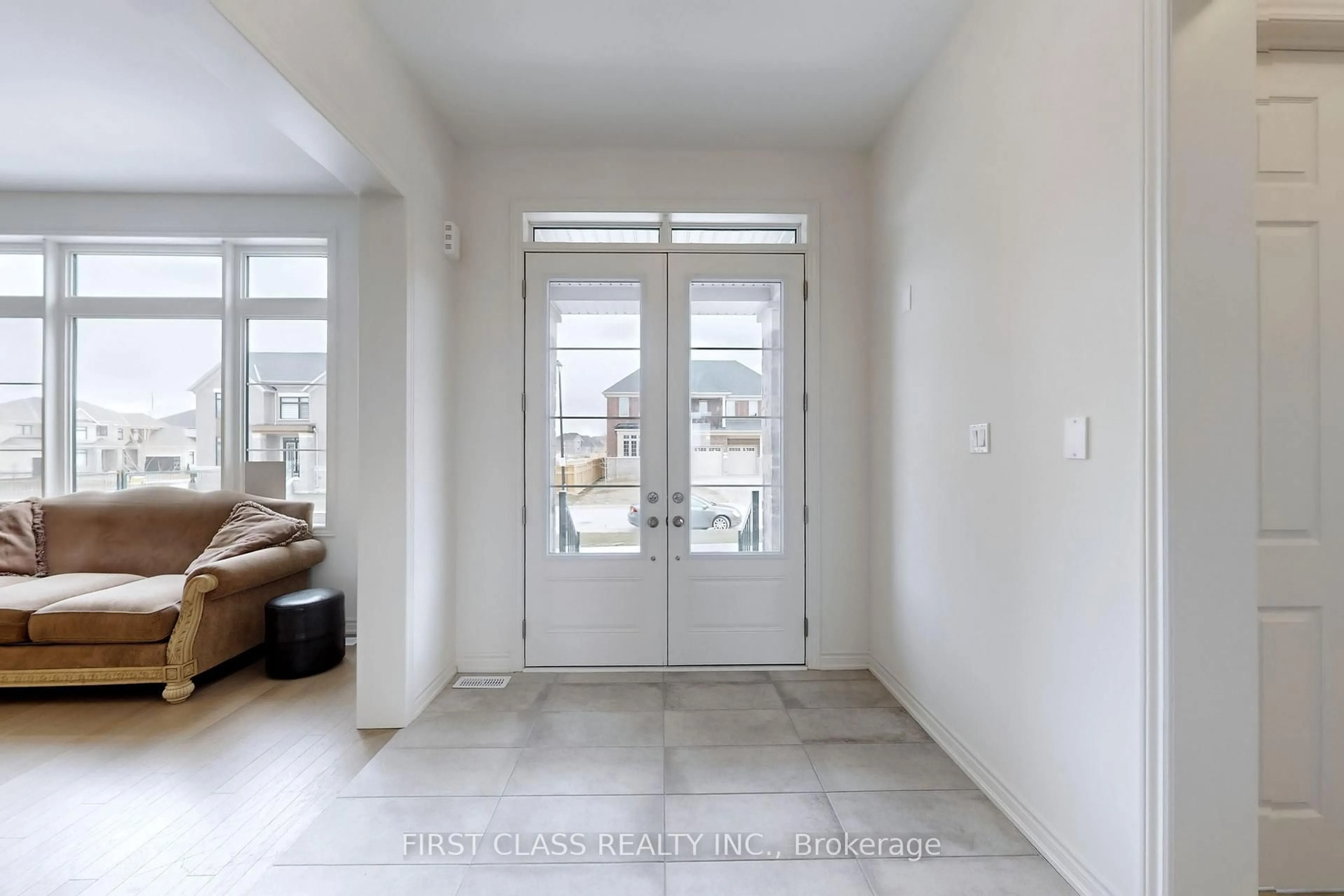 Indoor entryway for 61 Marigold Blvd, Adjala-Tosorontio Ontario L0G 1W0