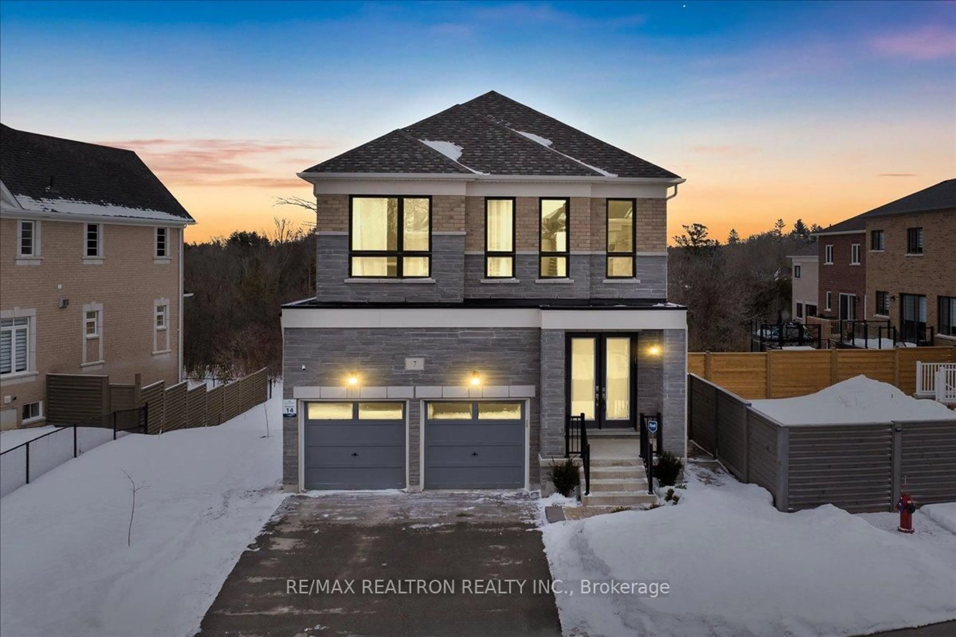 A pic from outside/outdoor area/front of a property/back of a property/a pic from drone, unknown for 7 Maple Fields Circ, Aurora Ontario L4G 3X6