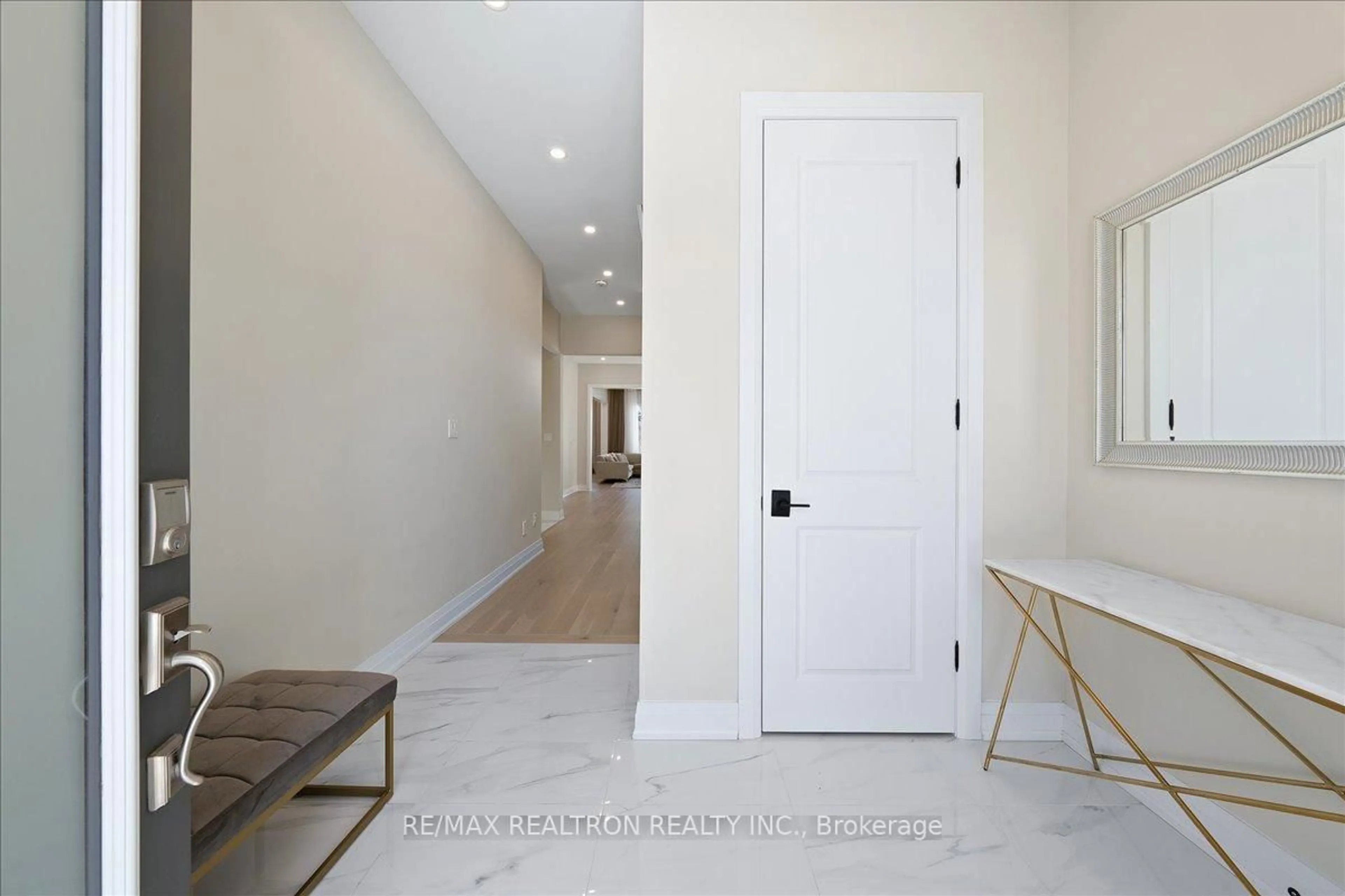 Indoor entryway for 7 Maple Fields Circ, Aurora Ontario L4G 3X6
