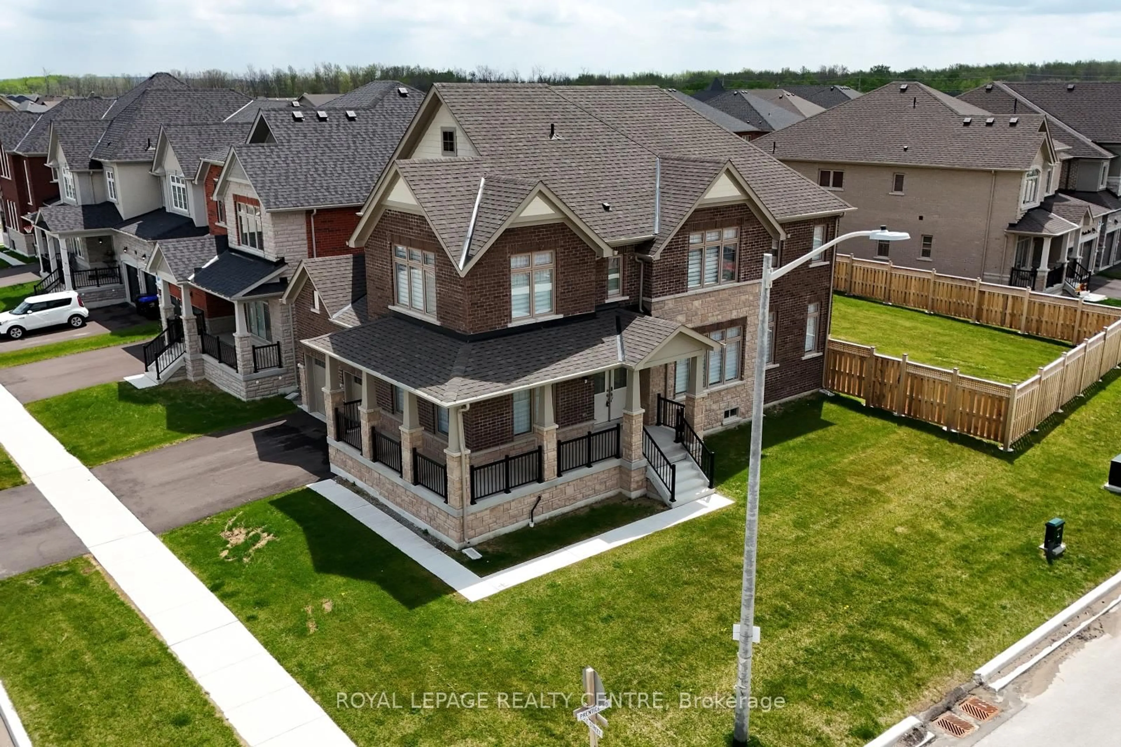 A pic from outside/outdoor area/front of a property/back of a property/a pic from drone, unknown for 1131 Cole St, Innisfil Ontario L9S 0R3