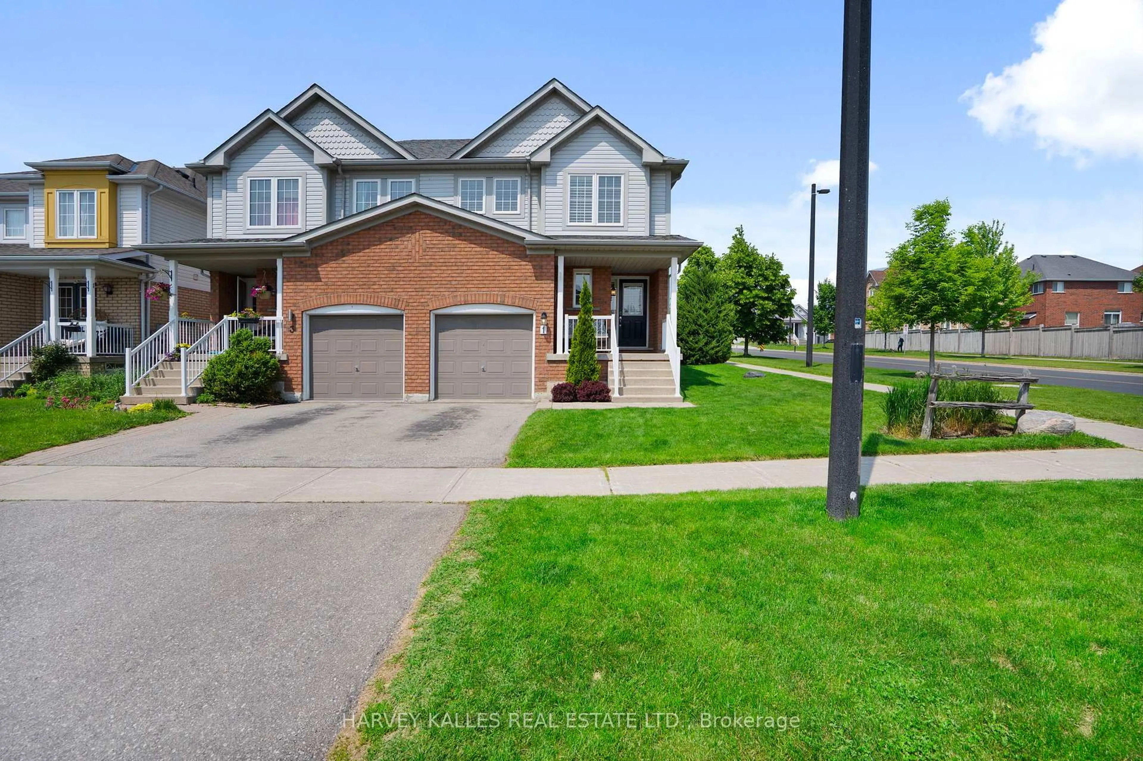A pic from outside/outdoor area/front of a property/back of a property/a pic from drone, street for 1 Hirst Ave, Georgina Ontario L4P 4E6