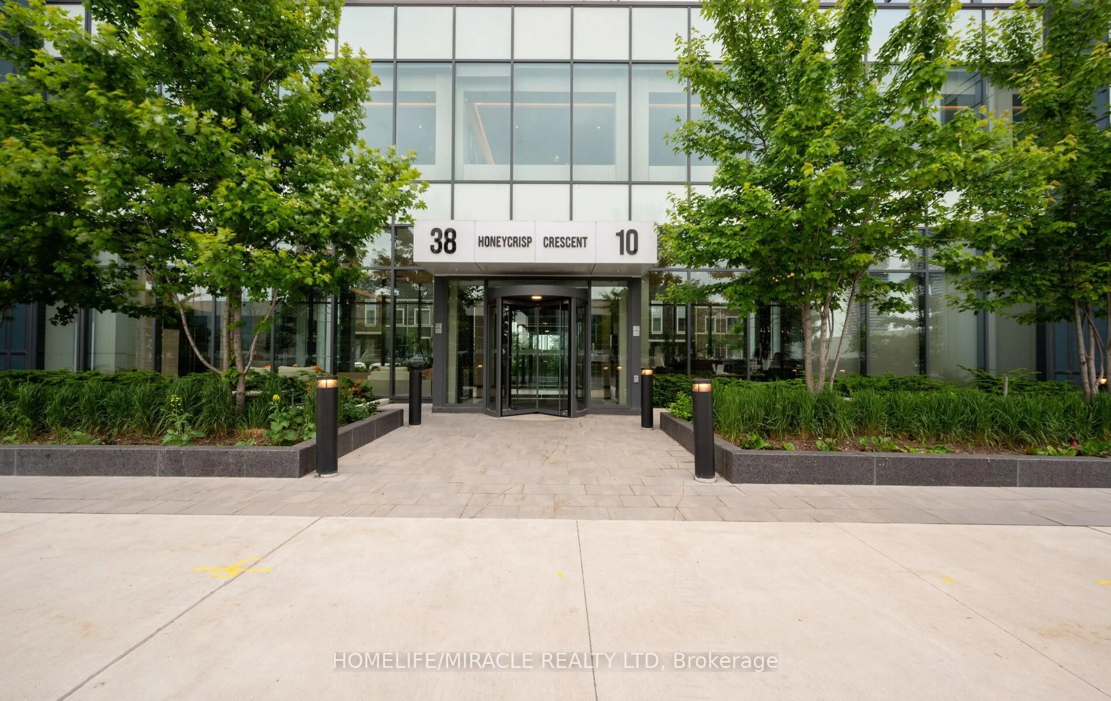 Indoor foyer for 10 Honeycrisp Cres #1607, Vaughan Ontario L4K 0M7
