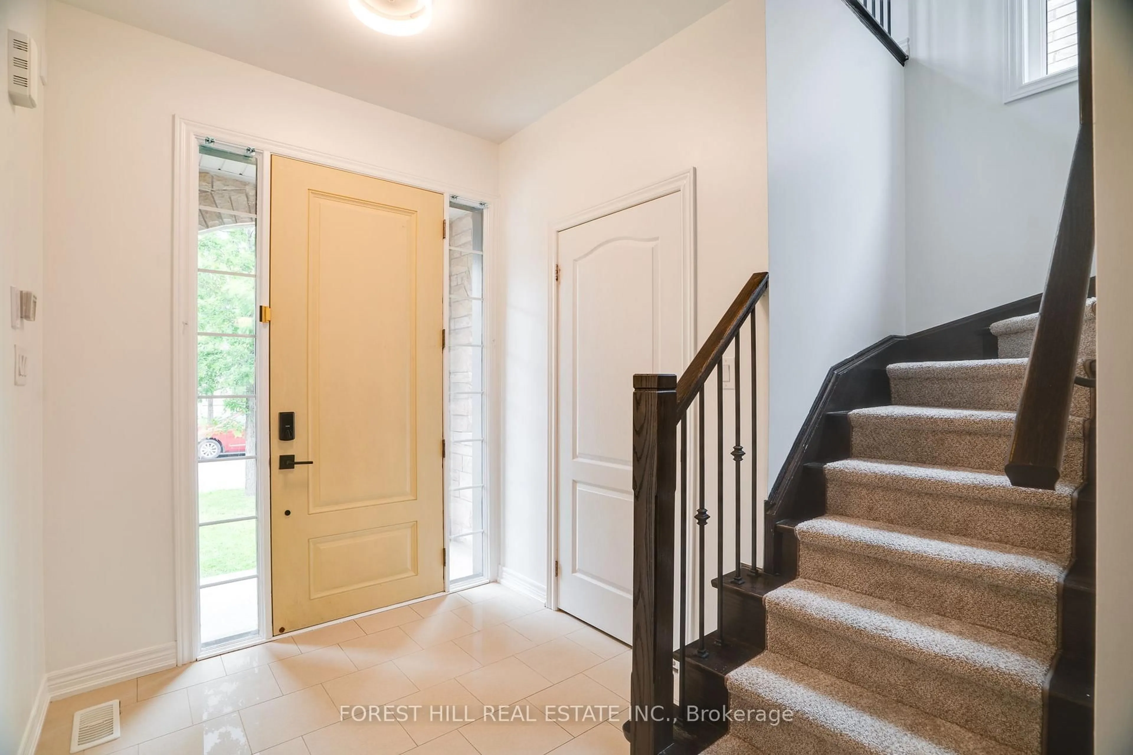 Indoor entryway for 127 Rumsey Rd, Vaughan Ontario L6A 0W5
