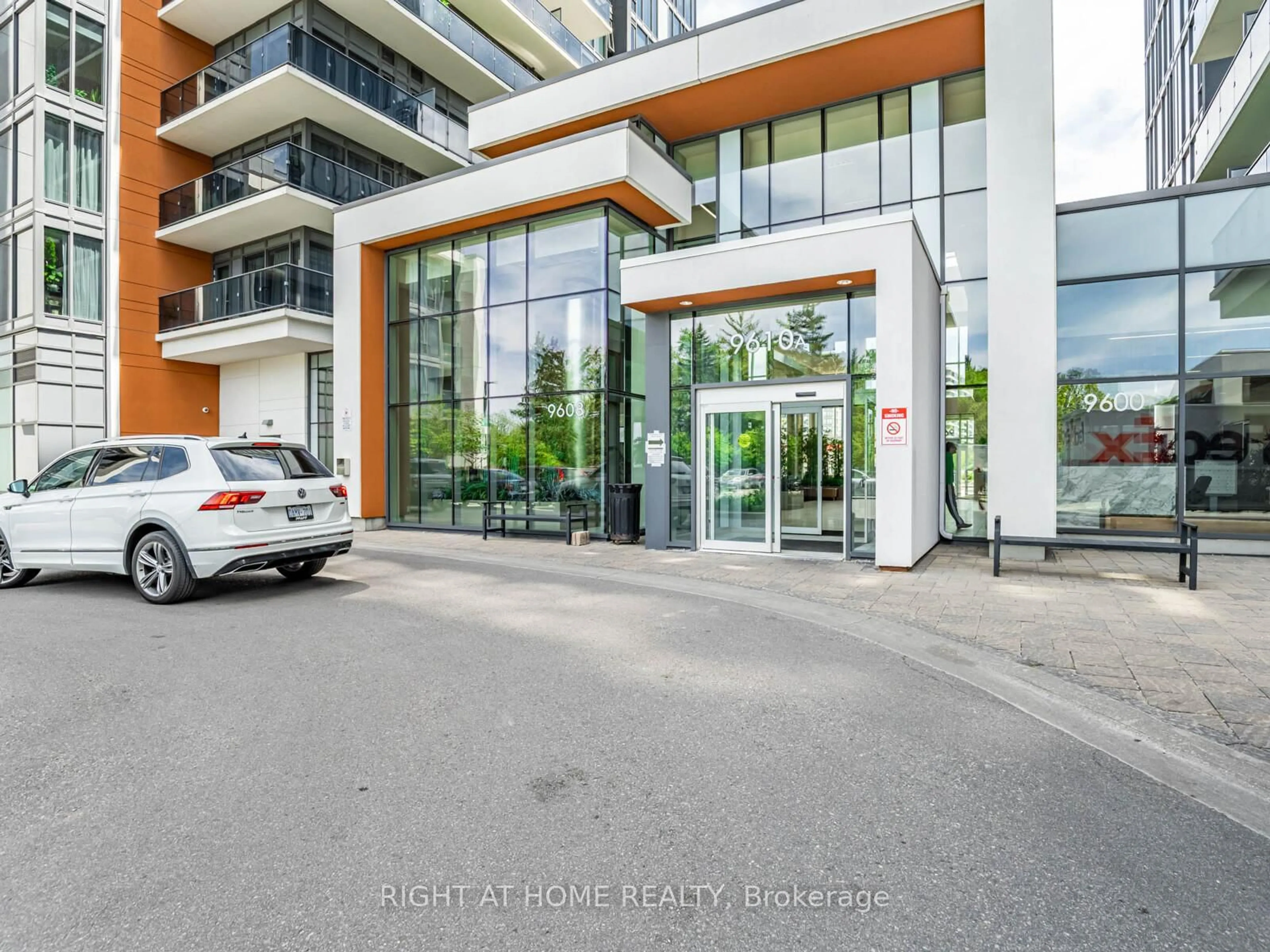 Indoor foyer for 9600 Yonge St #1712B, Richmond Hill Ontario L4C 0X3