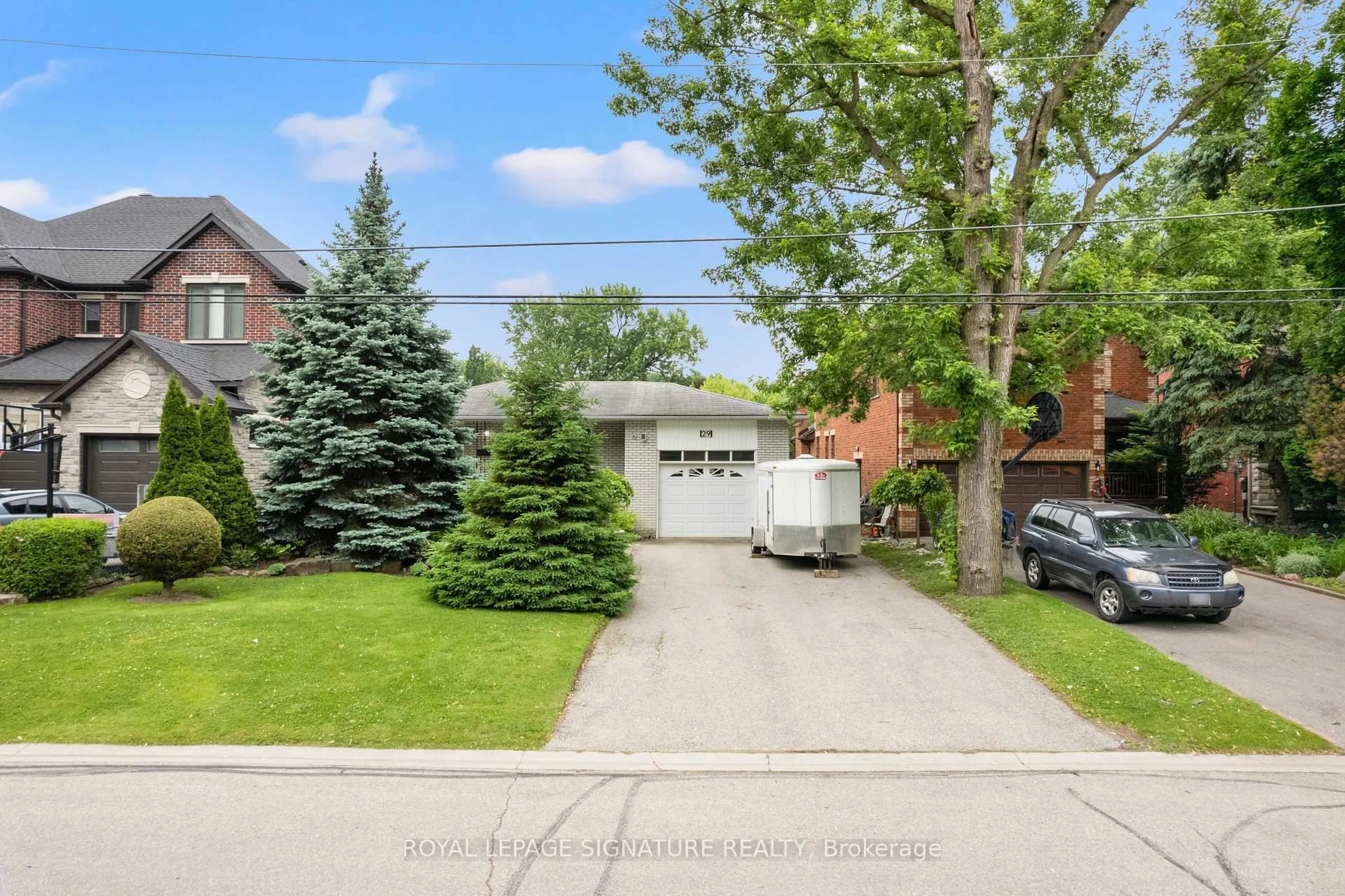 A pic from outside/outdoor area/front of a property/back of a property/a pic from drone, street for 29 Woodview Rd, Vaughan Ontario L4L 2V3
