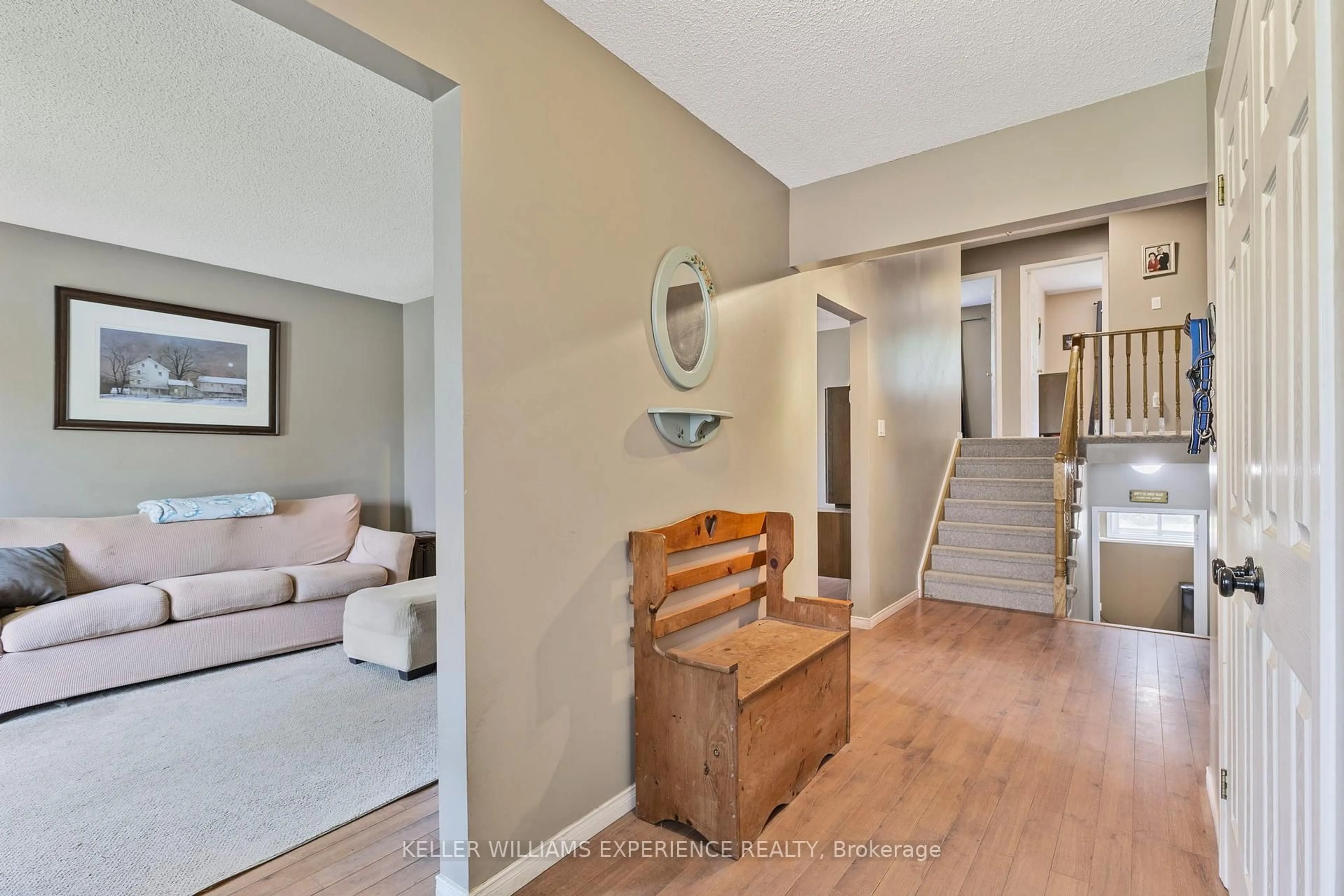 Indoor entryway for 51 Nottawasaga Dr, Essa Ontario L0M 1B0