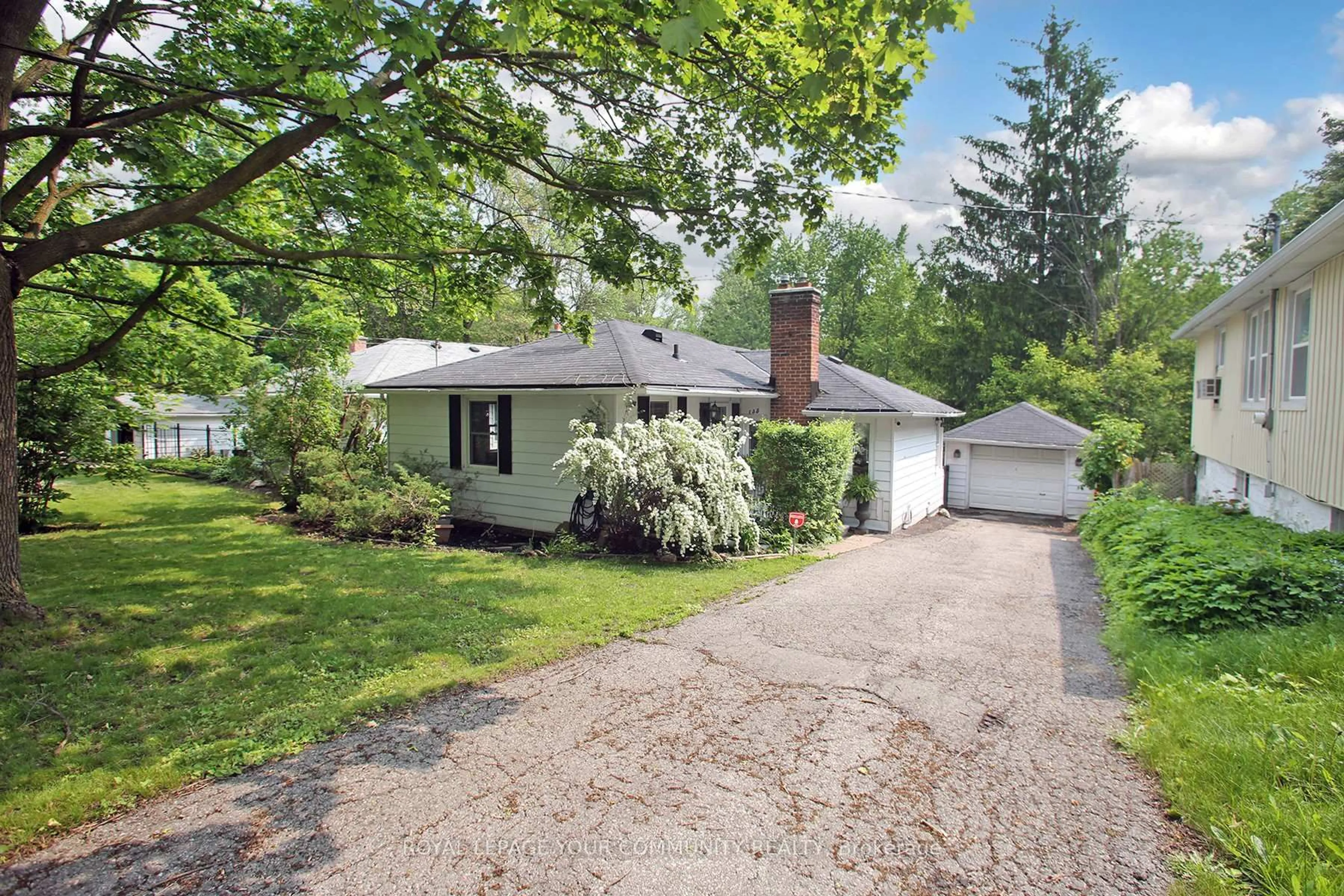 A pic from outside/outdoor area/front of a property/back of a property/a pic from drone, street for 135 Gurnett St, Aurora Ontario L4G 1P7