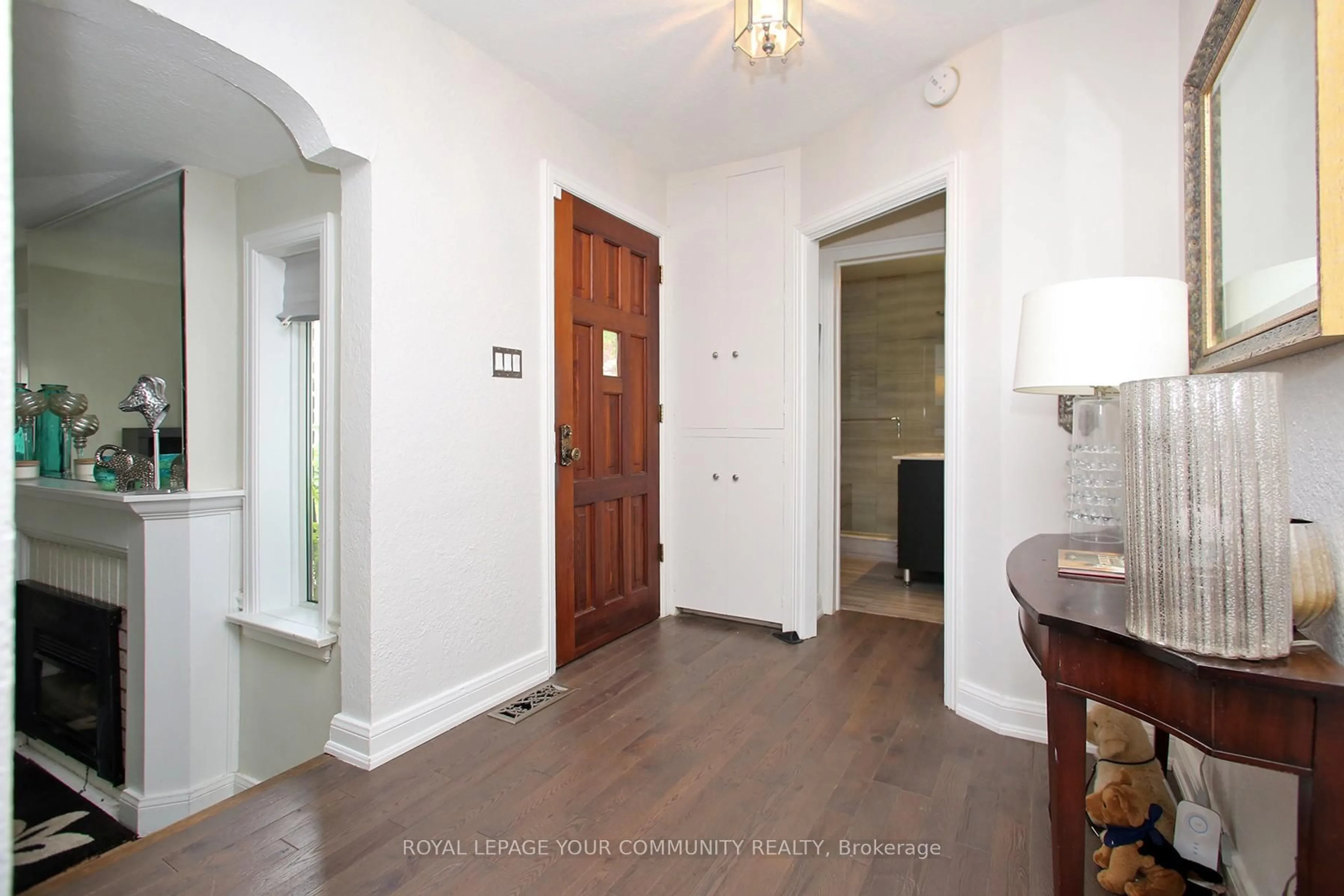 Indoor entryway for 135 Gurnett St, Aurora Ontario L4G 1P7