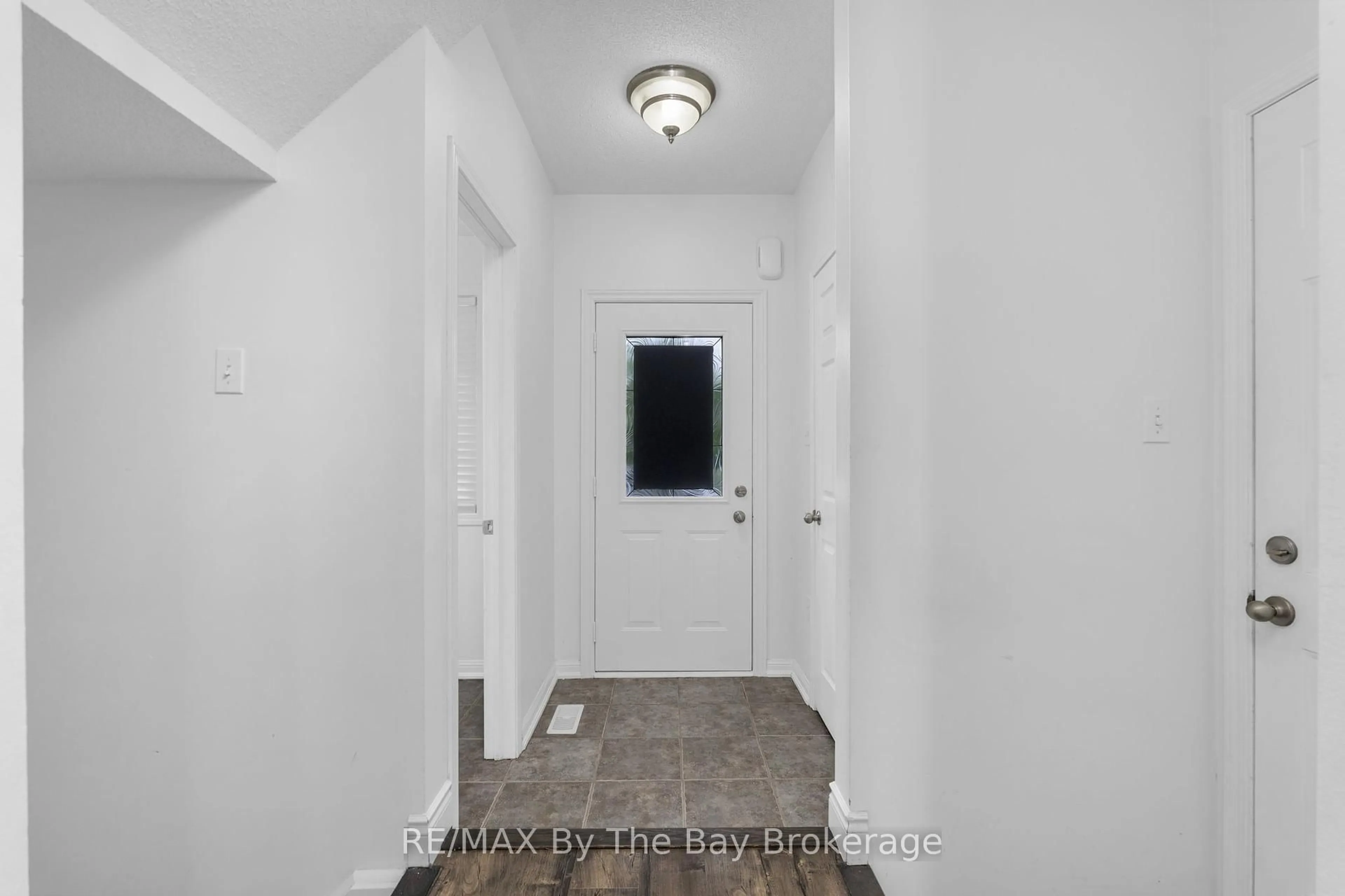 Indoor entryway for 54 McCann Lane, Essa Ontario L3W 0E4
