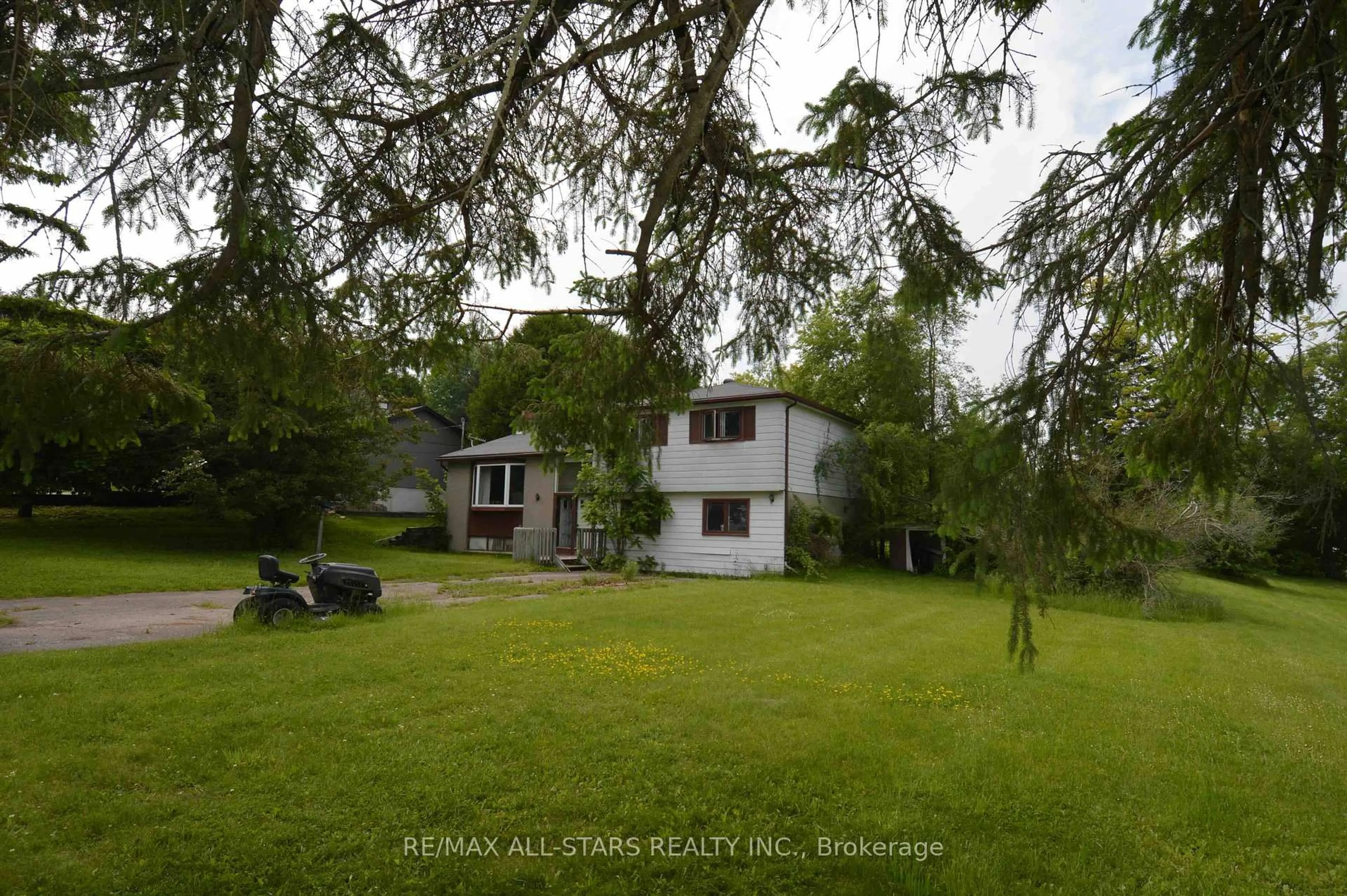 A pic from outside/outdoor area/front of a property/back of a property/a pic from drone, unknown for 24 Young St, Uxbridge Ontario L9P 1B9