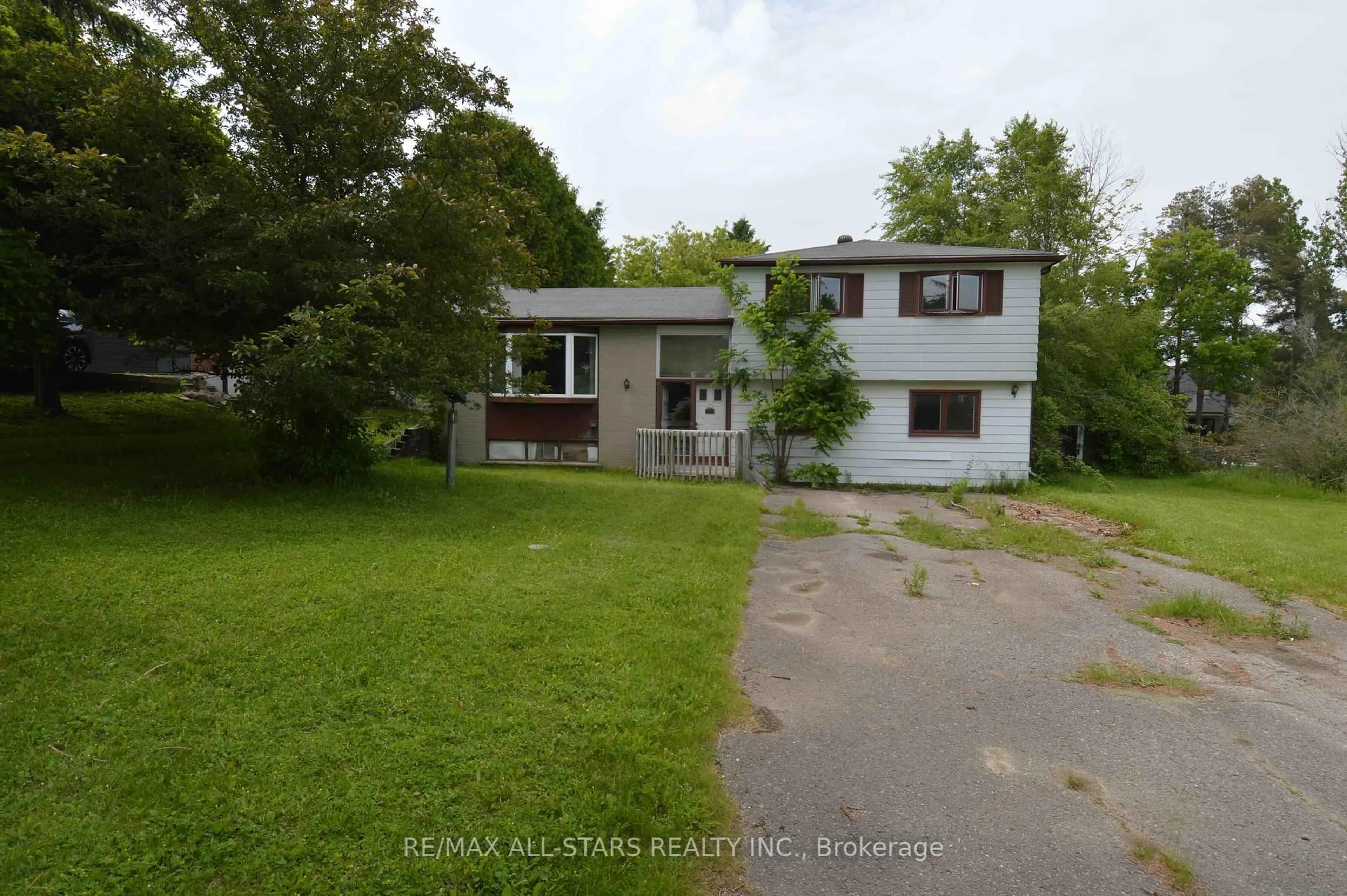 A pic from outside/outdoor area/front of a property/back of a property/a pic from drone, street for 24 Young St, Uxbridge Ontario L9P 1B9