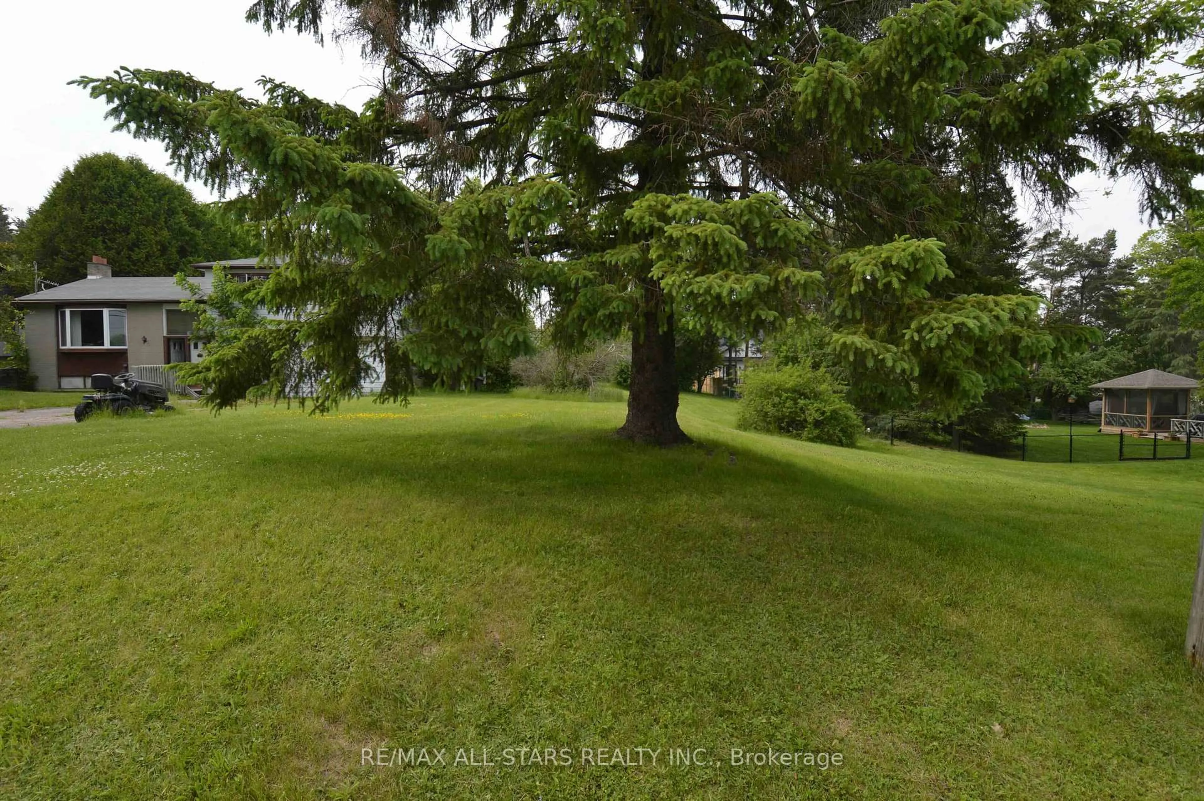 Blurry image for 24 Young St, Uxbridge Ontario L9P 1B9