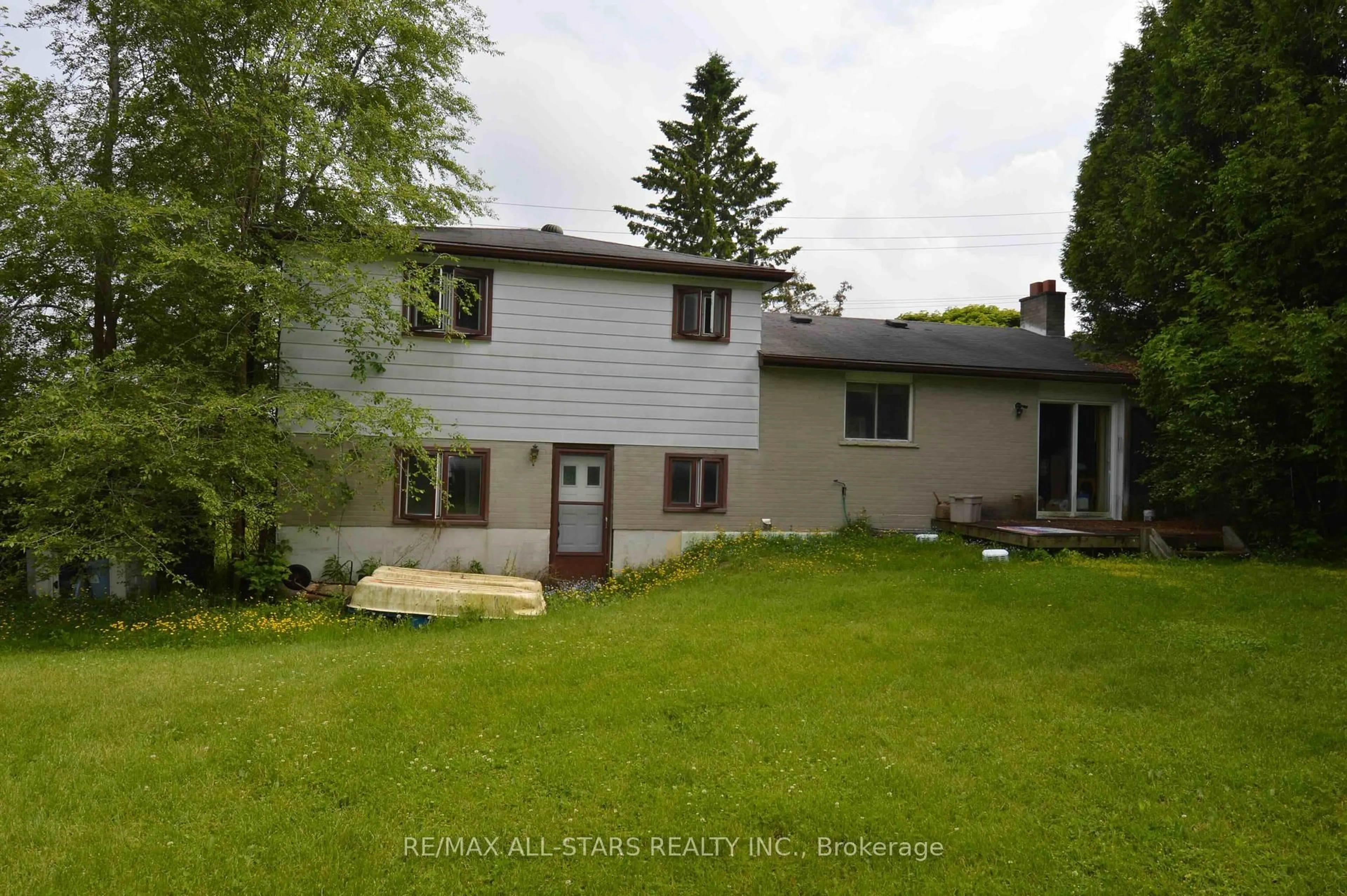 A pic from outside/outdoor area/front of a property/back of a property/a pic from drone, unknown for 24 Young St, Uxbridge Ontario L9P 1B9