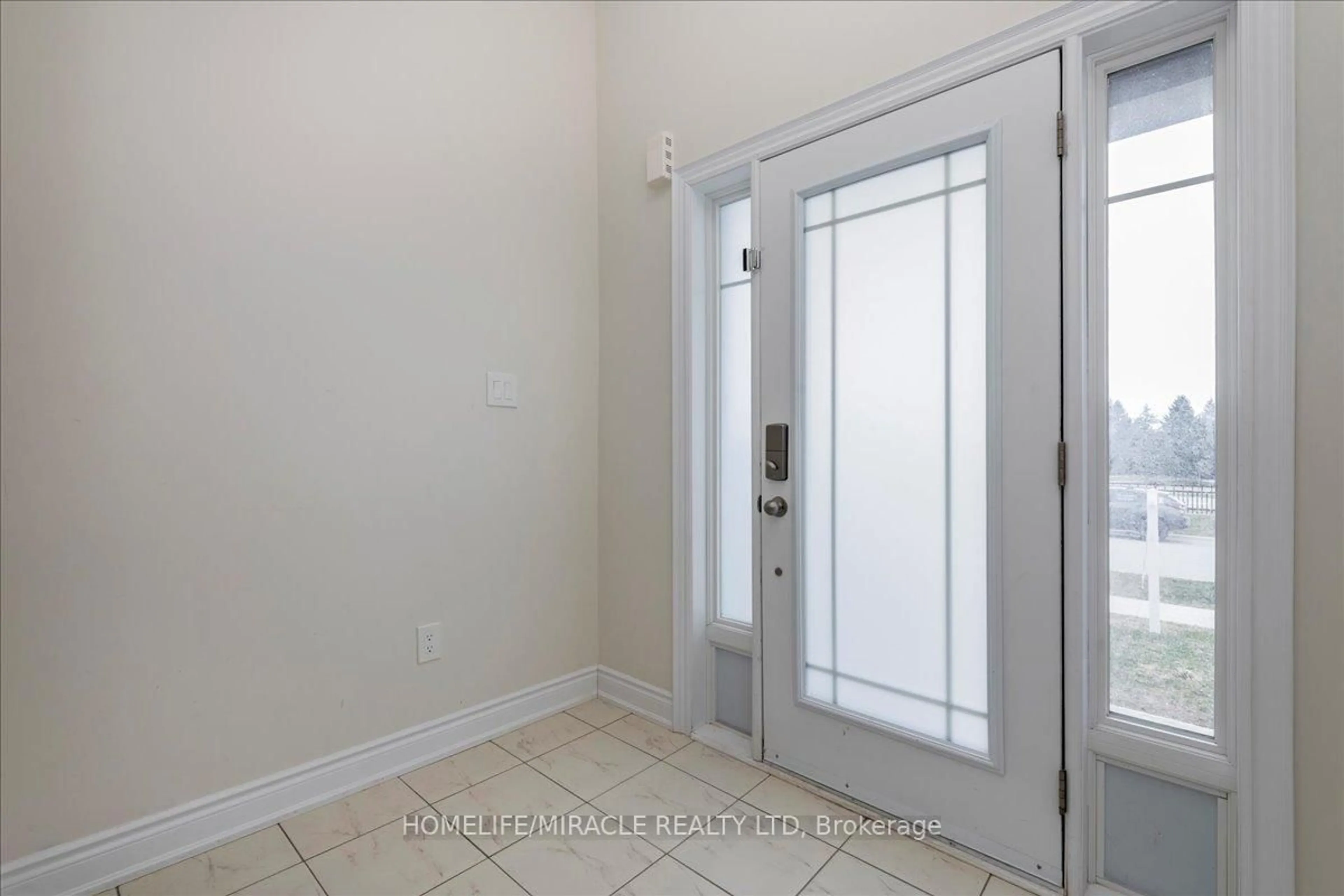 Indoor entryway for 71 Arnold Cres, New Tecumseth Ontario L9R 0T6