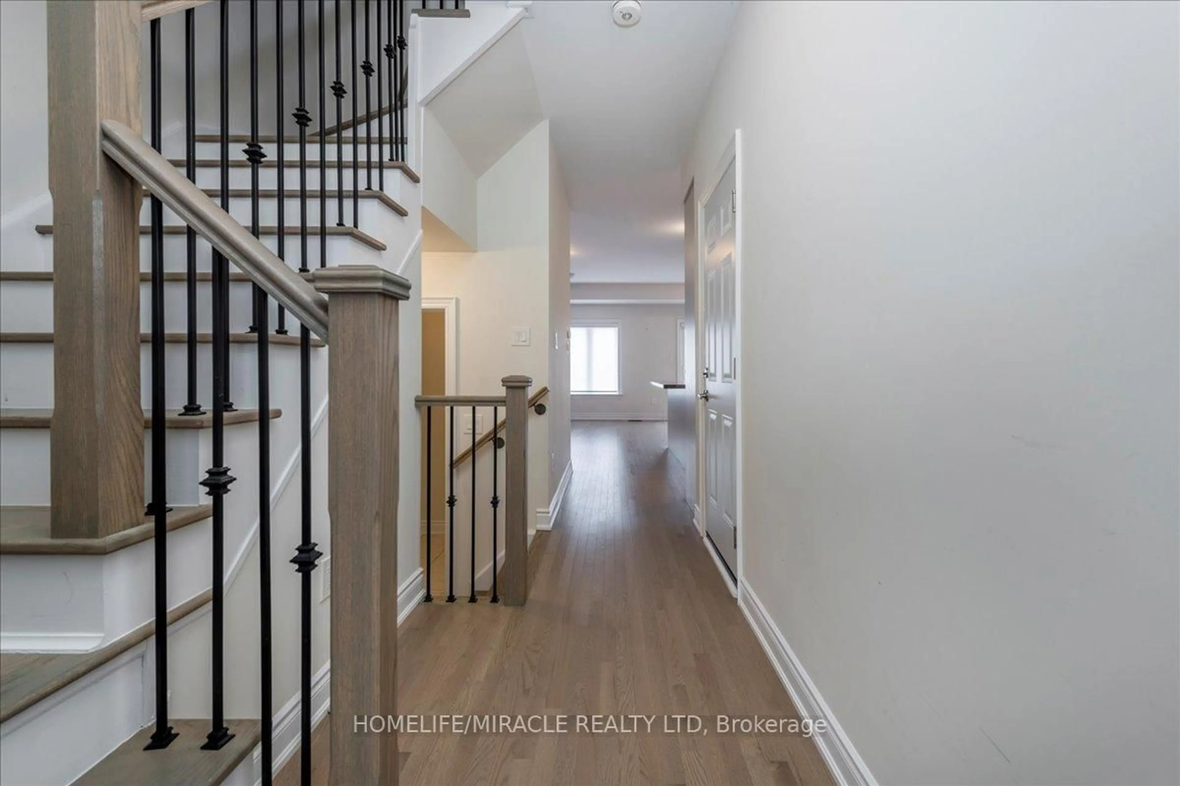 Indoor entryway for 71 Arnold Cres, New Tecumseth Ontario L9R 0T6