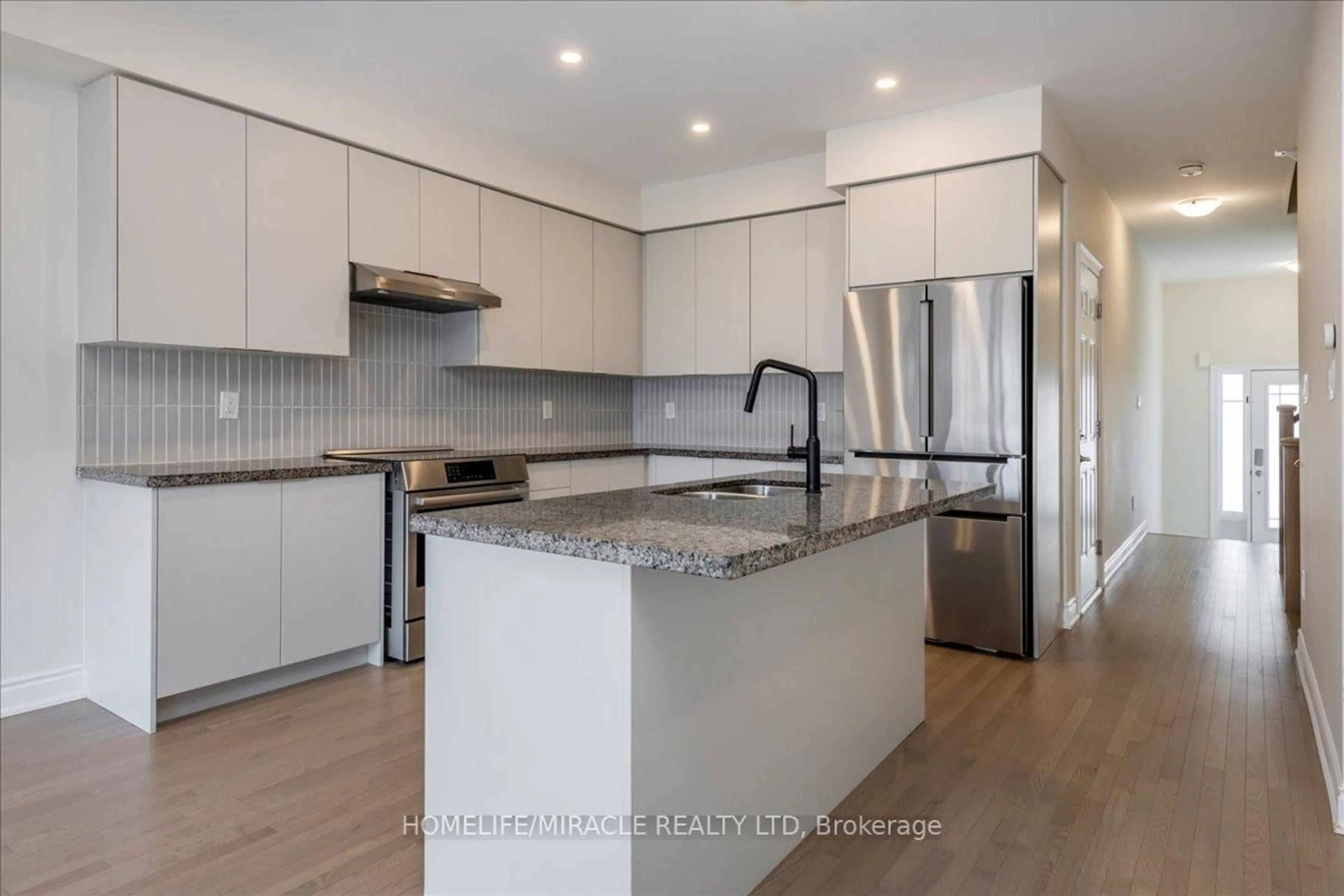 Open concept kitchen, wood/laminate floor for 71 Arnold Cres, New Tecumseth Ontario L9R 0T6