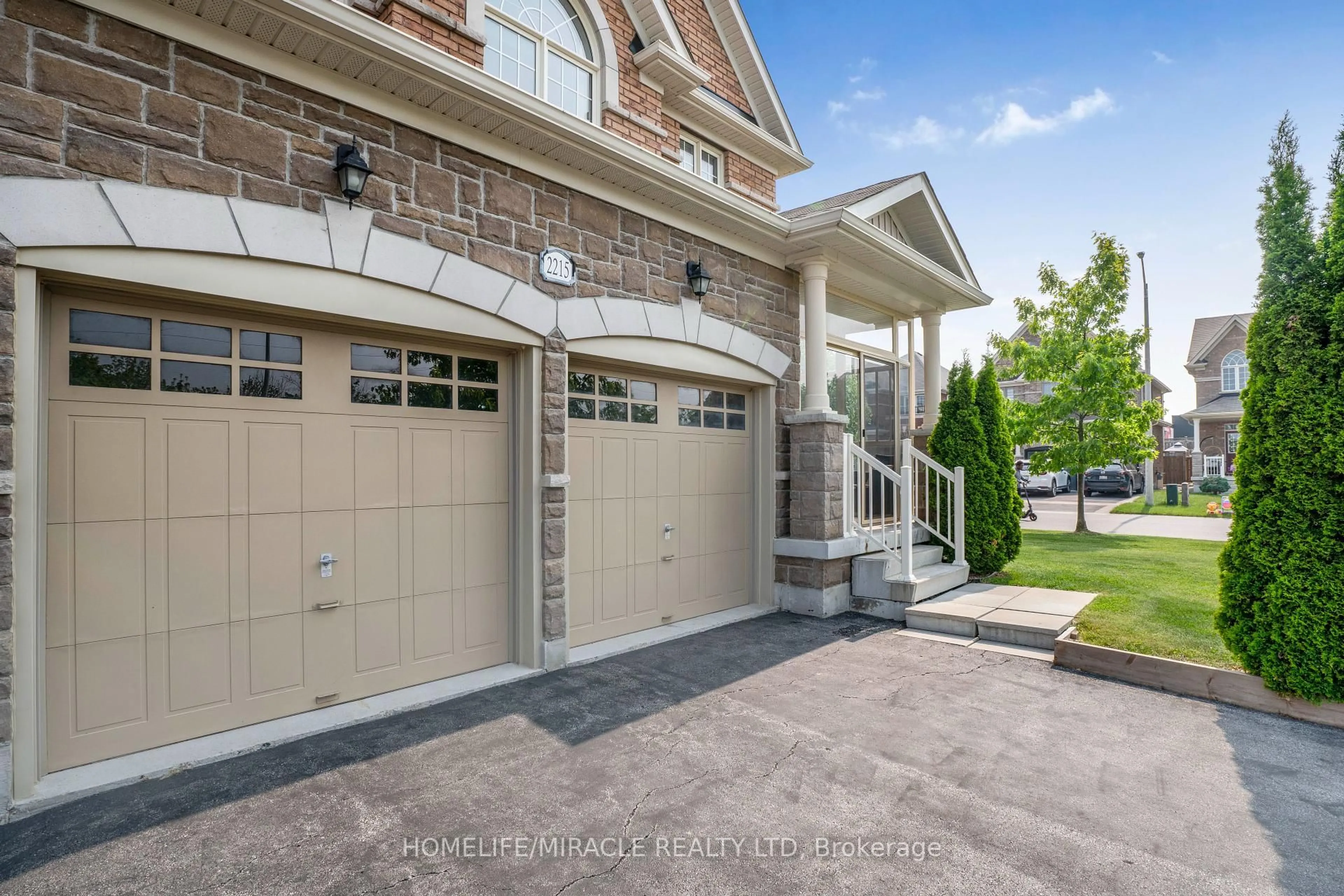 Home with brick exterior material, street for 2215 Dawson Cres, Innisfil Ontario L9S 0G9