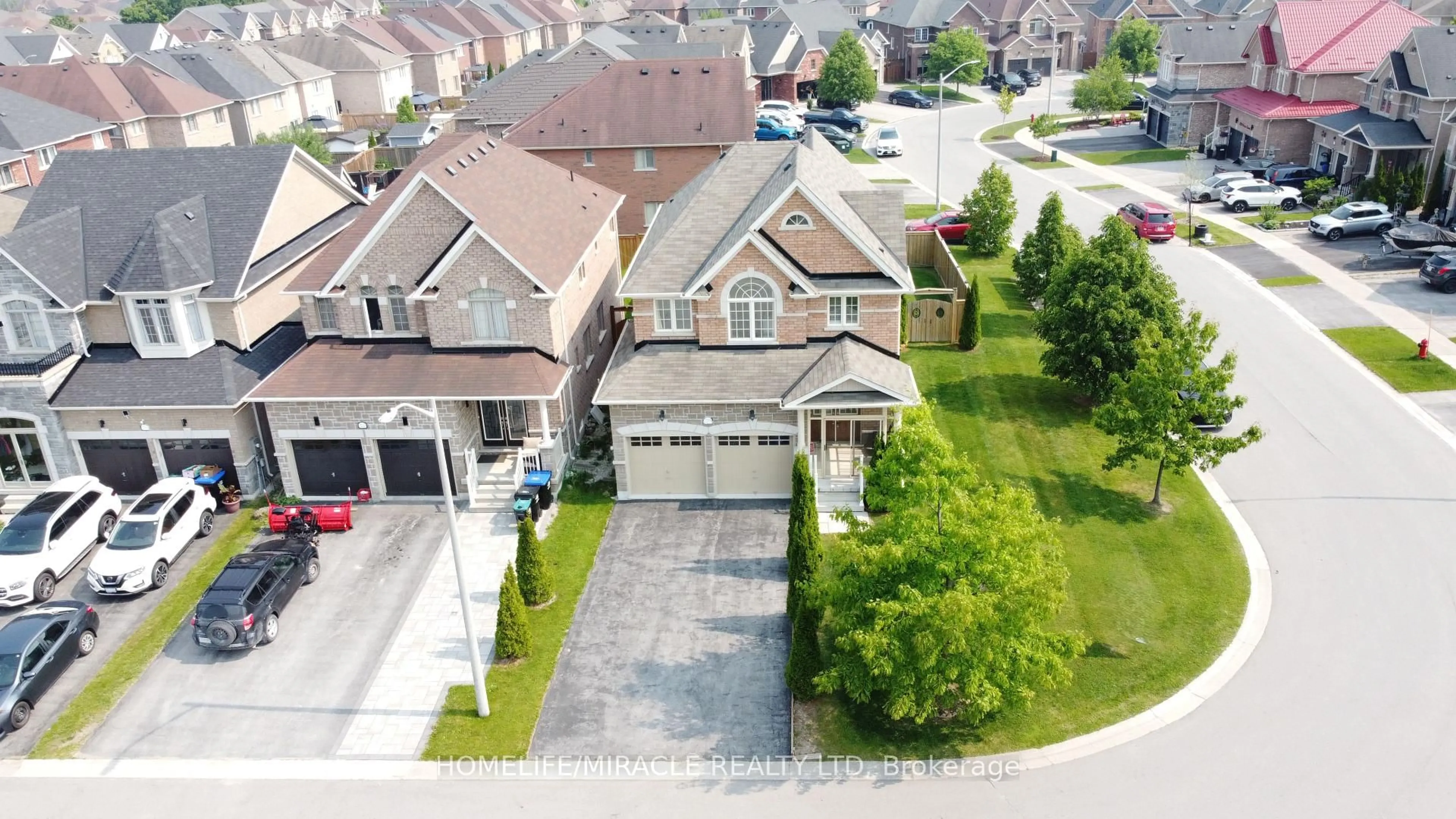 A pic from outside/outdoor area/front of a property/back of a property/a pic from drone, street for 2215 Dawson Cres, Innisfil Ontario L9S 0G9