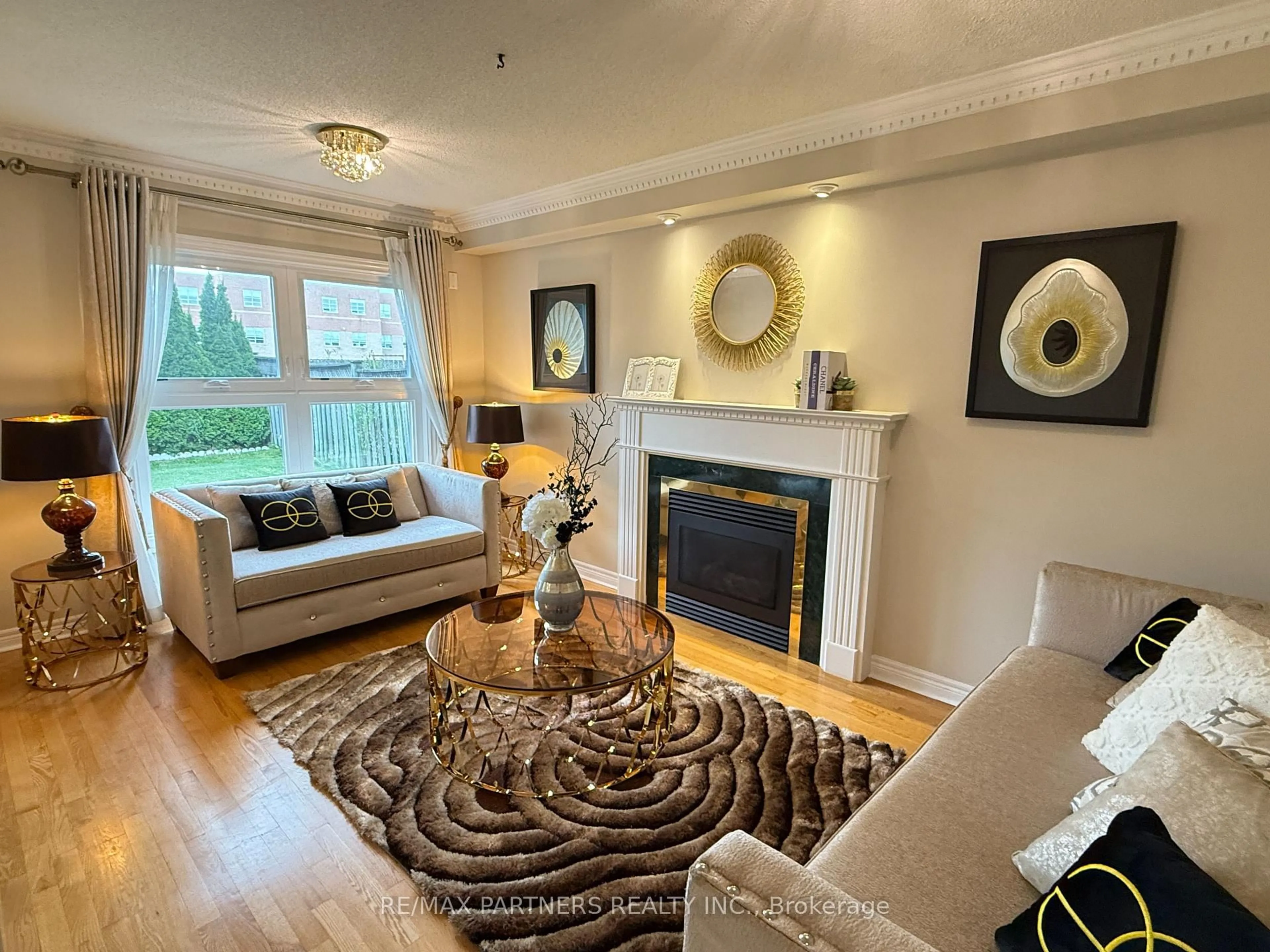 Living room with furniture, wood/laminate floor for 71 Alpine Cres, Richmond Hill Ontario L4S 1W1
