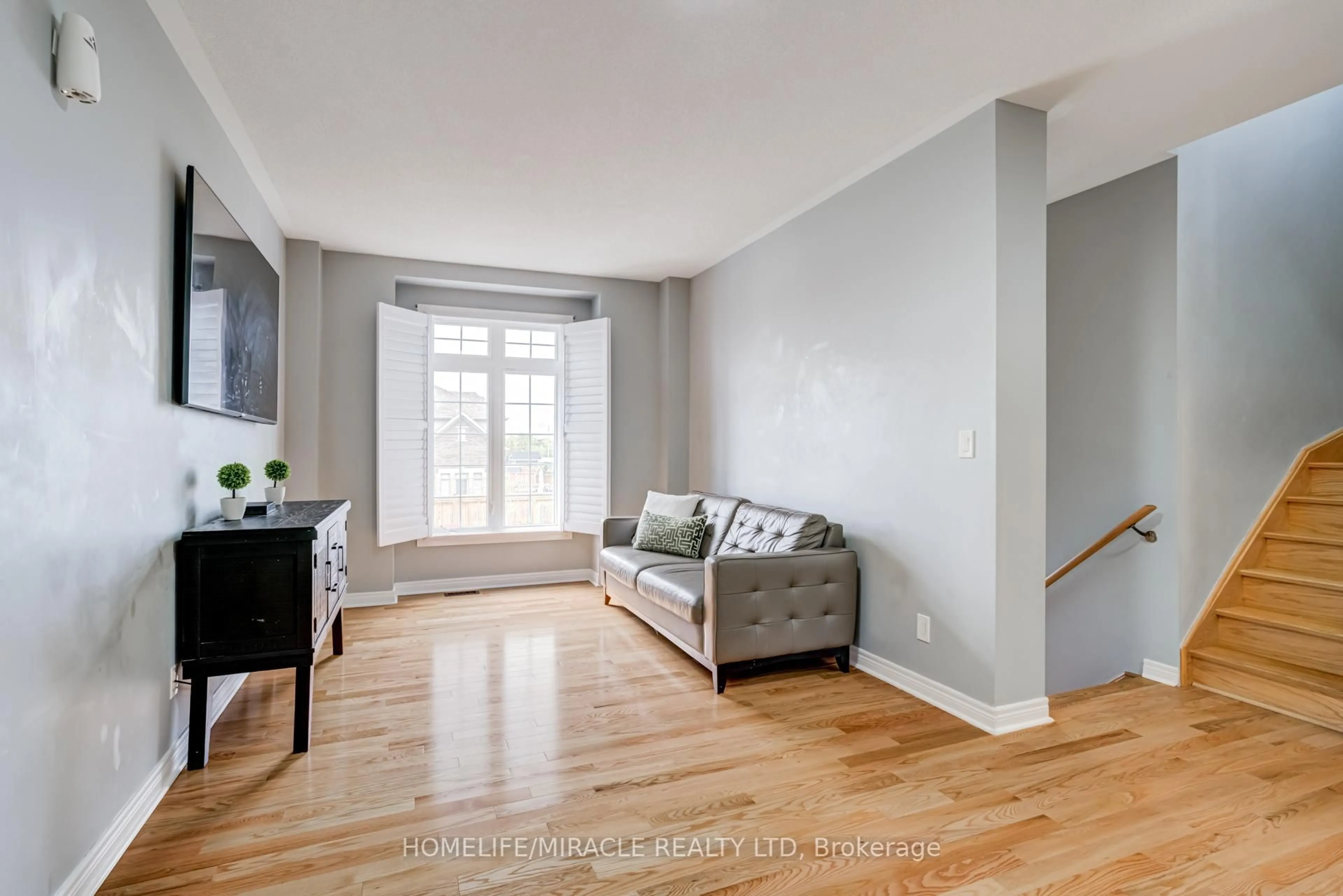 Living room with furniture, unknown for 81 Willoughby Way, New Tecumseth Ontario L9R 0P4