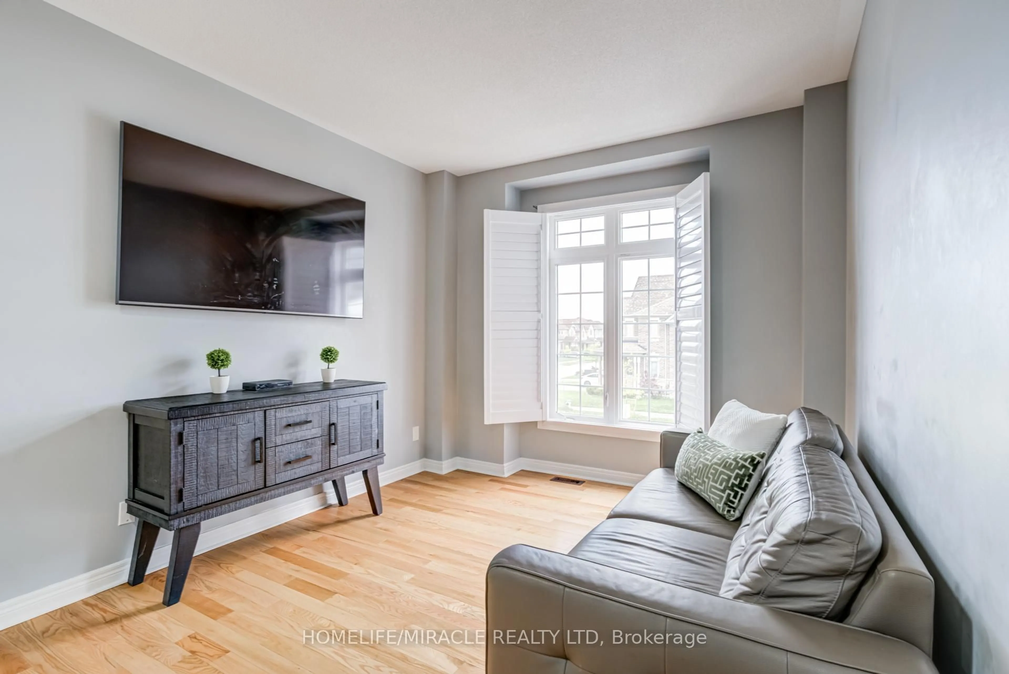 Living room with furniture, unknown for 81 Willoughby Way, New Tecumseth Ontario L9R 0P4