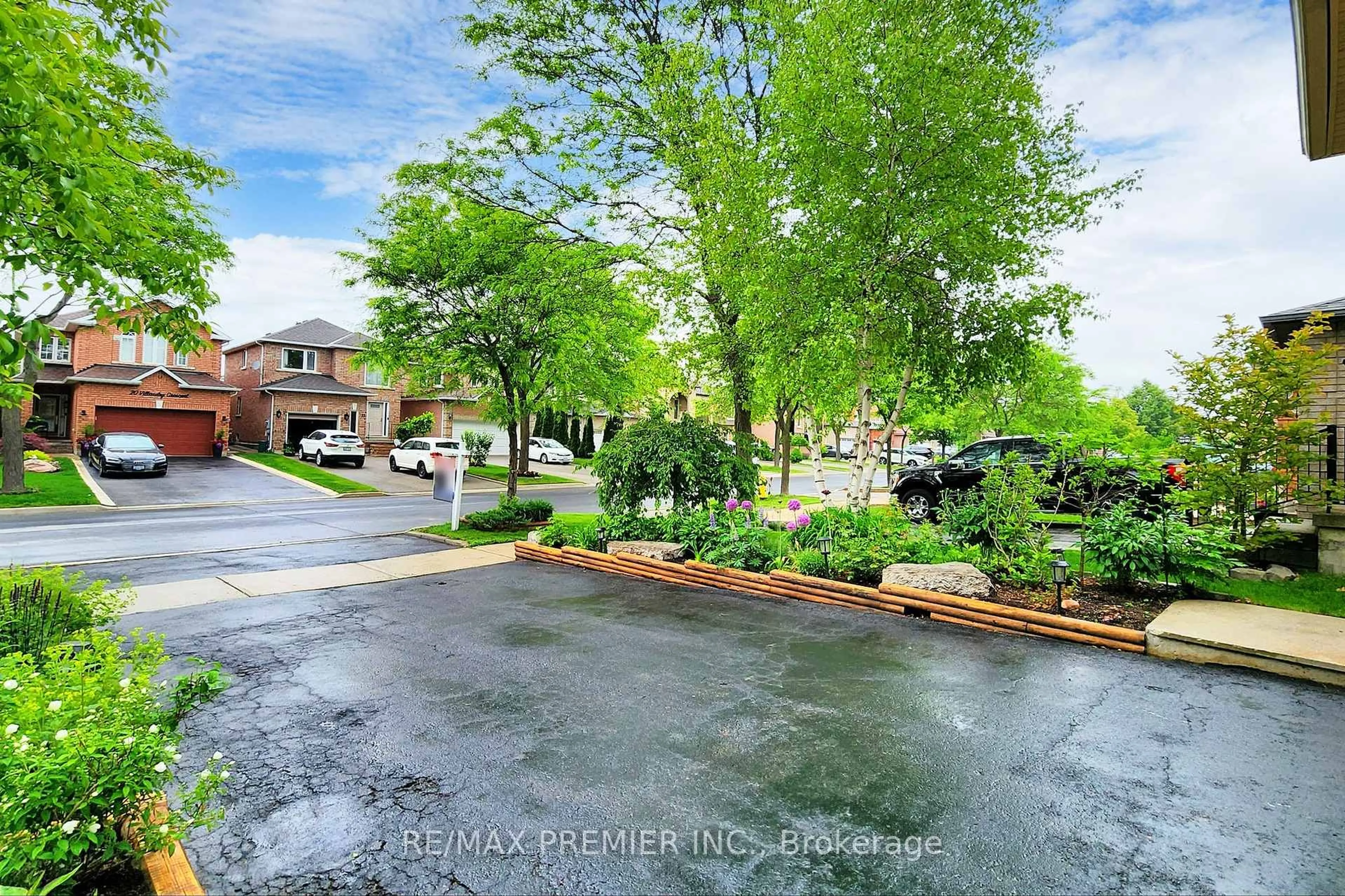A pic from outside/outdoor area/front of a property/back of a property/a pic from drone, street for 21 Villandry Cres, Vaughan Ontario L6A 2R2