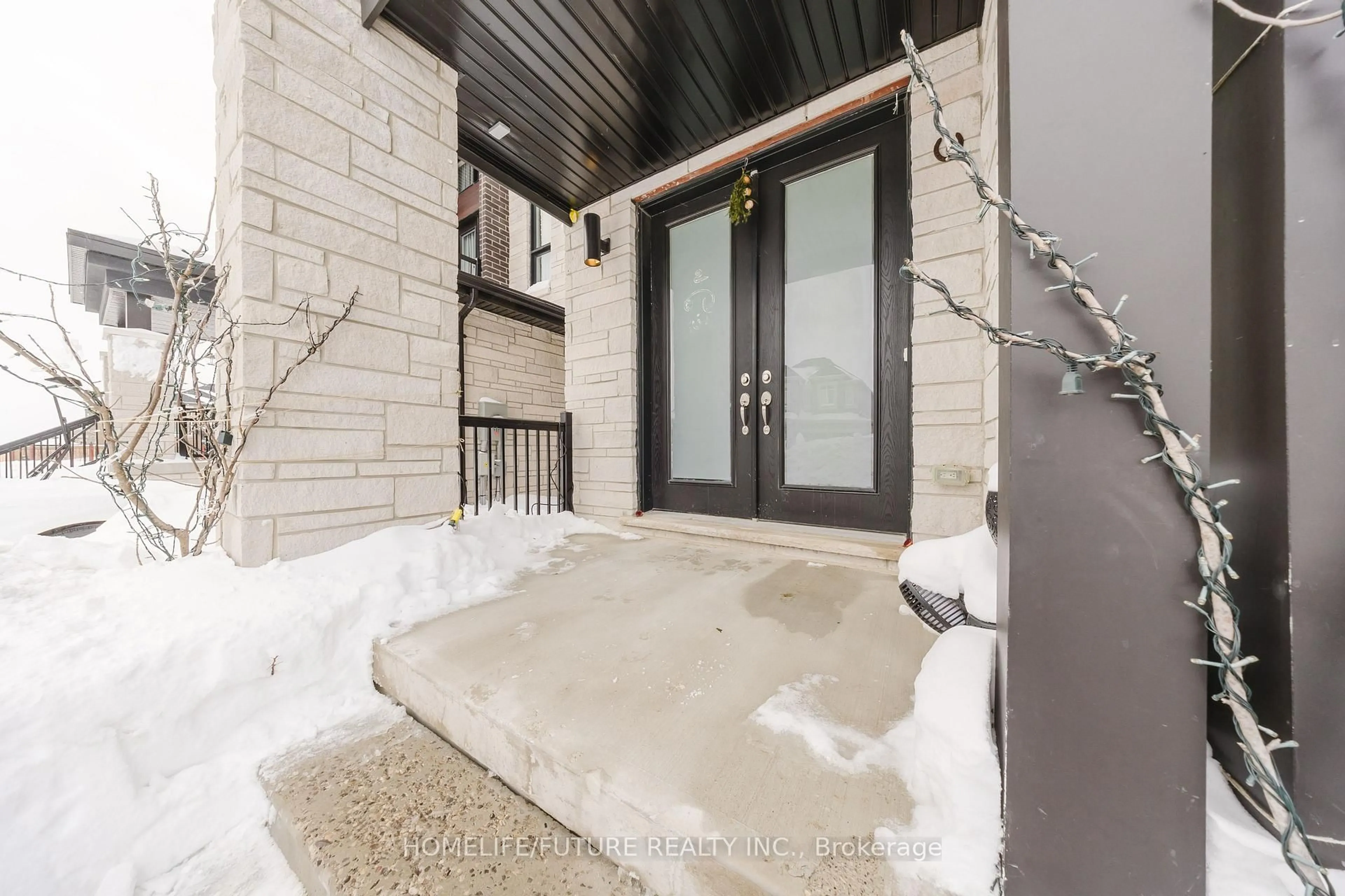 Indoor entryway for 104 Mckean Dr, Whitchurch-Stouffville Ontario L4A 4W4