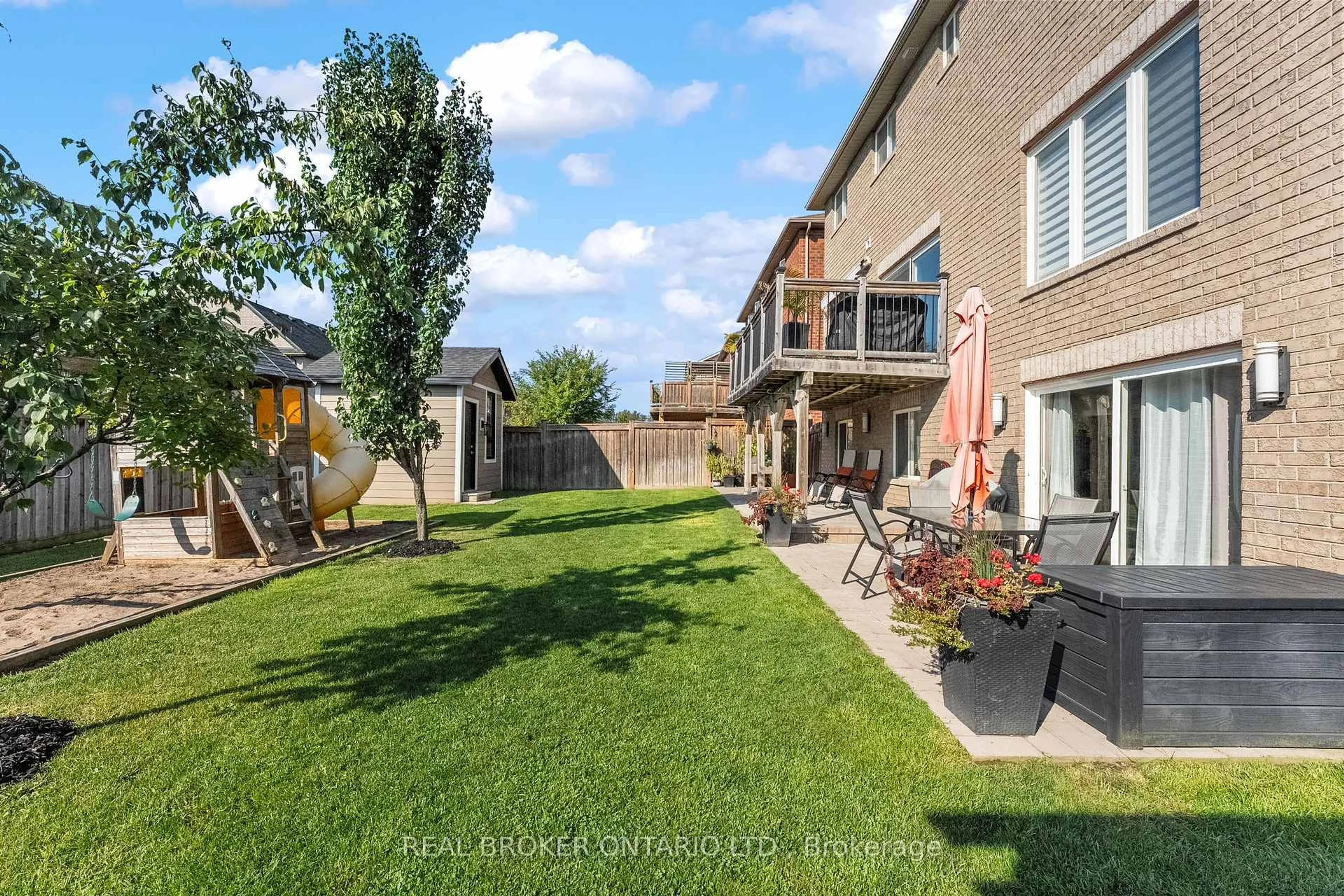 A pic from outside/outdoor area/front of a property/back of a property/a pic from drone, street for 1399 Kellough St, Innisfil Ontario L9S 0H7