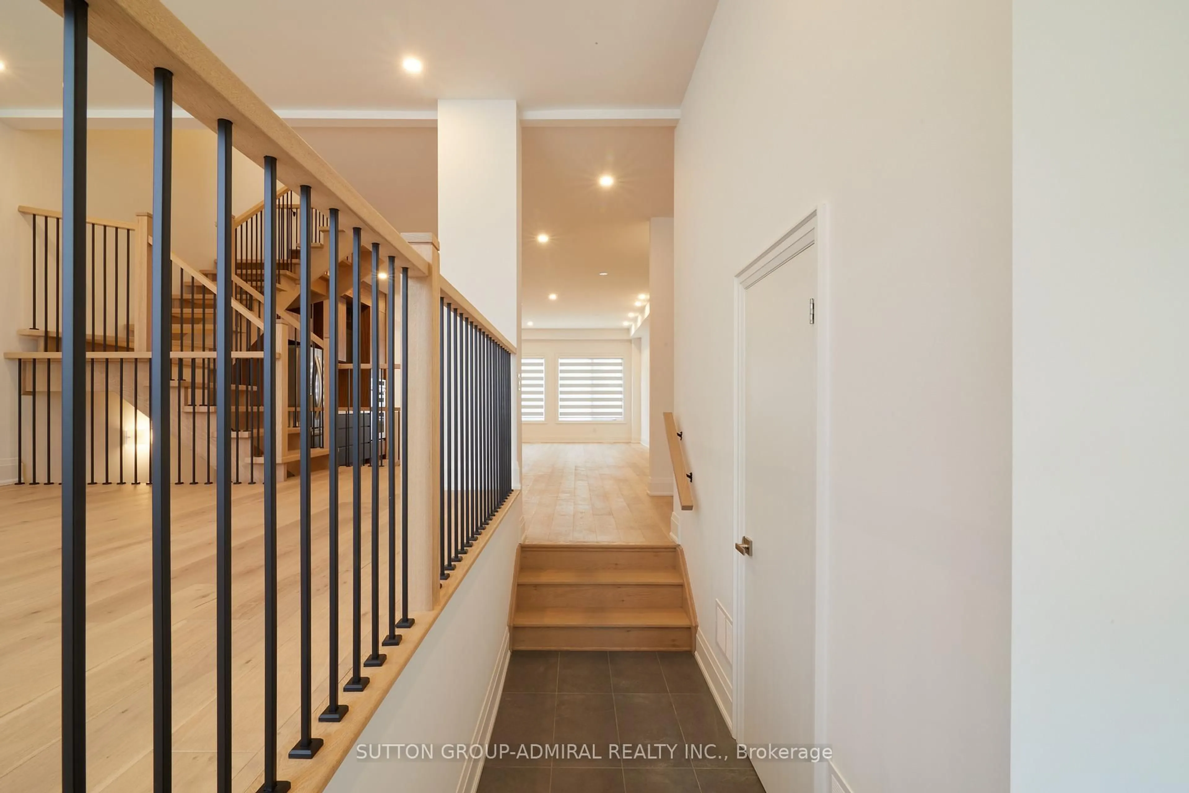 Indoor entryway for 18 Direzze Crt, Richmond Hill Ontario L4C 5T8
