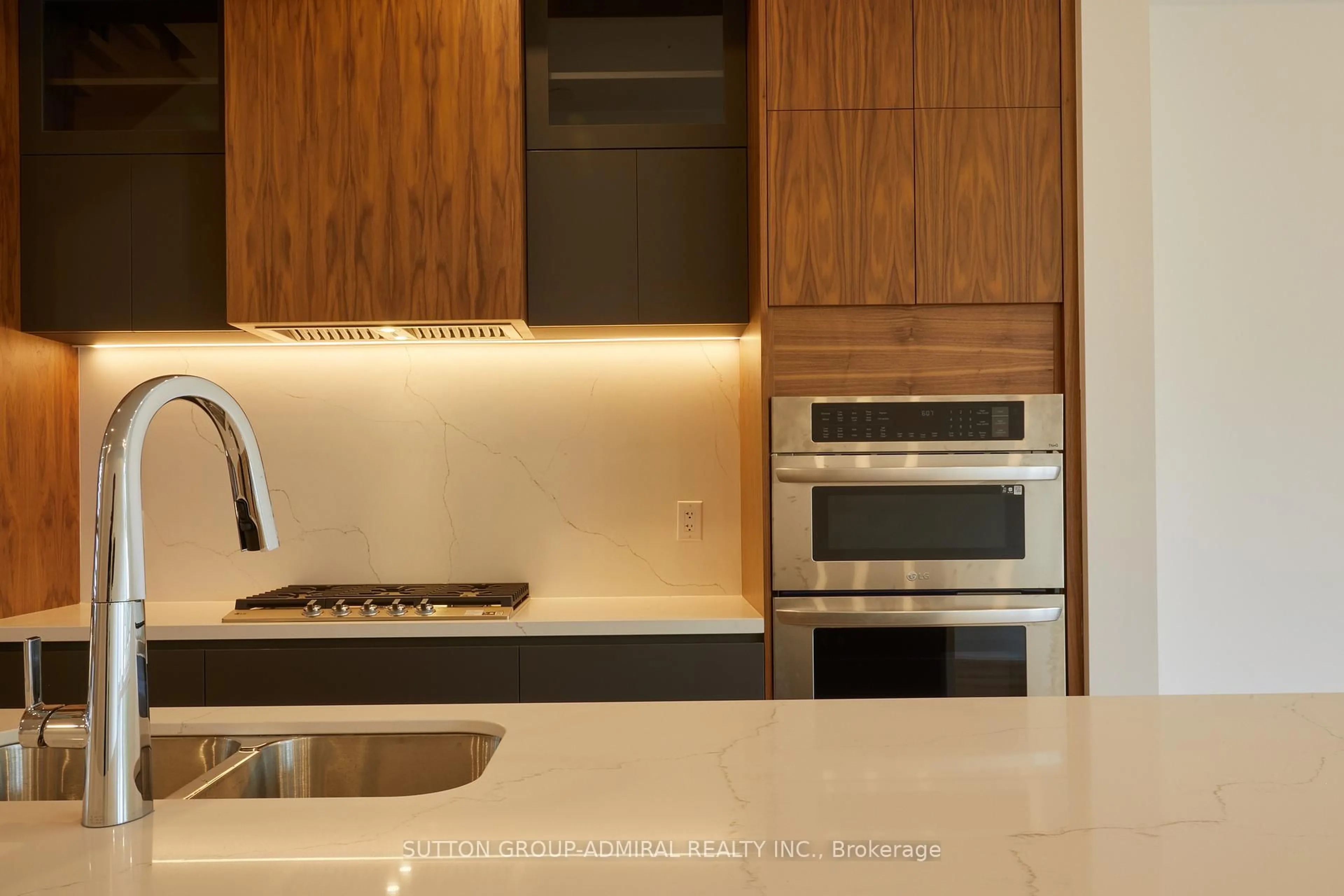 Contemporary kitchen, unknown for 18 Direzze Crt, Richmond Hill Ontario L4C 5T8