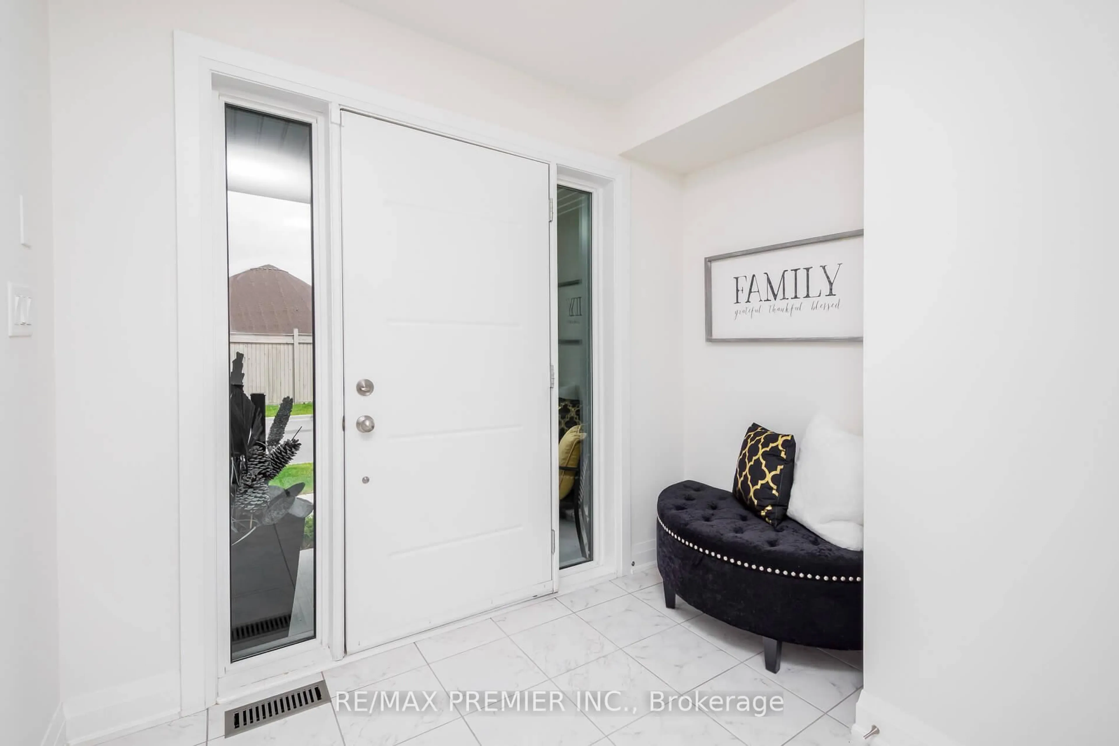 Indoor entryway for 89 Gridiron Gate, Vaughan Ontario L4H 4W8