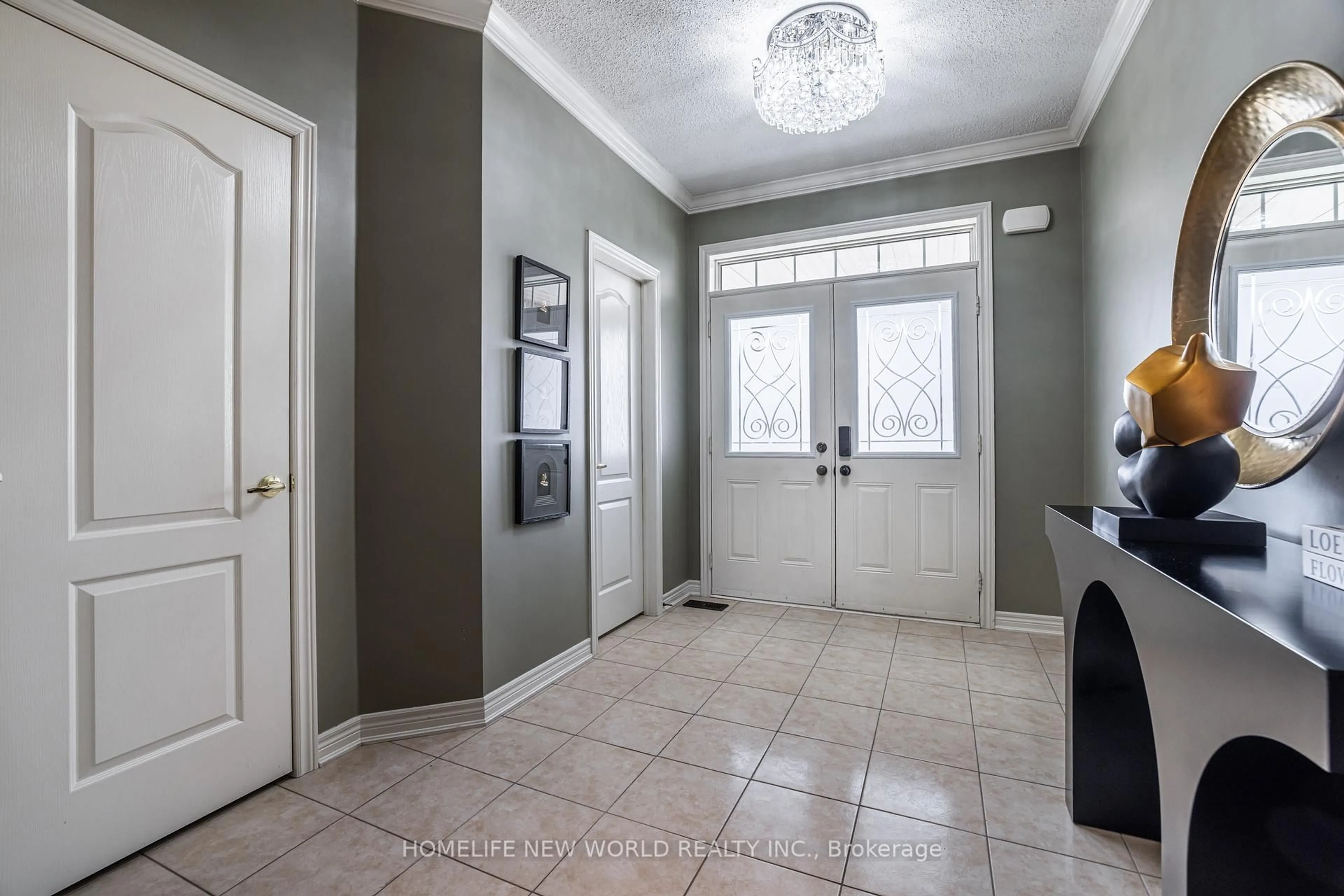 Indoor entryway for 1178 Mctavish Dr, Newmarket Ontario L3X 0A8