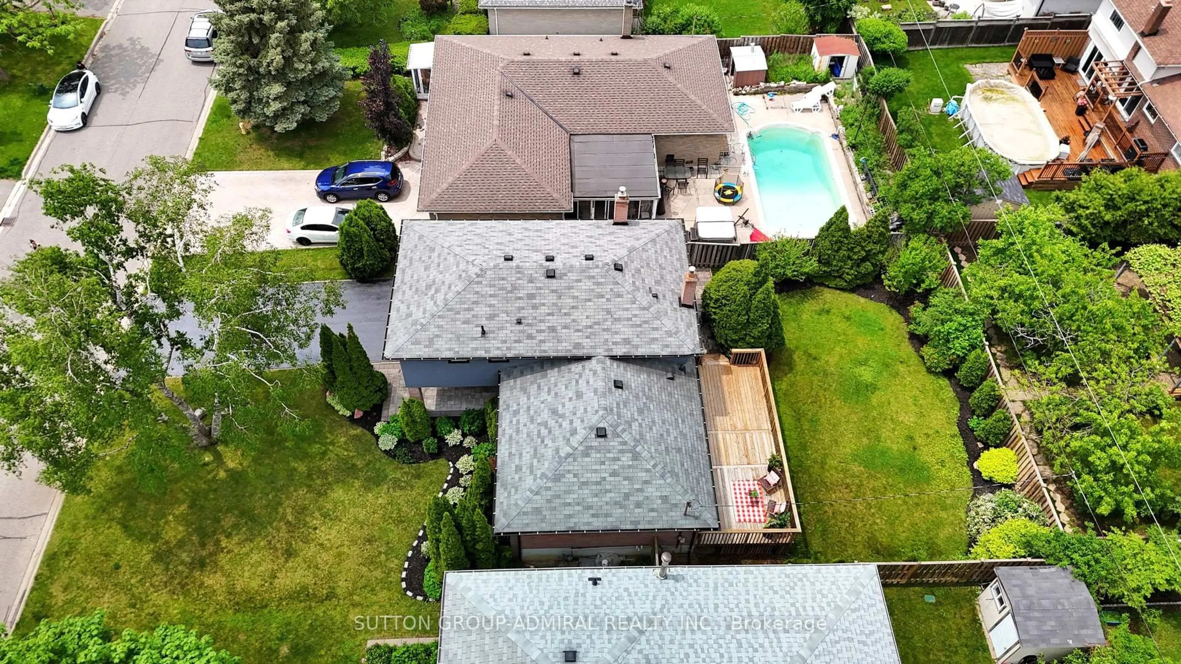 A pic from outside/outdoor area/front of a property/back of a property/a pic from drone, street for 24 Colonsay Rd, Markham Ontario L3T 3E8